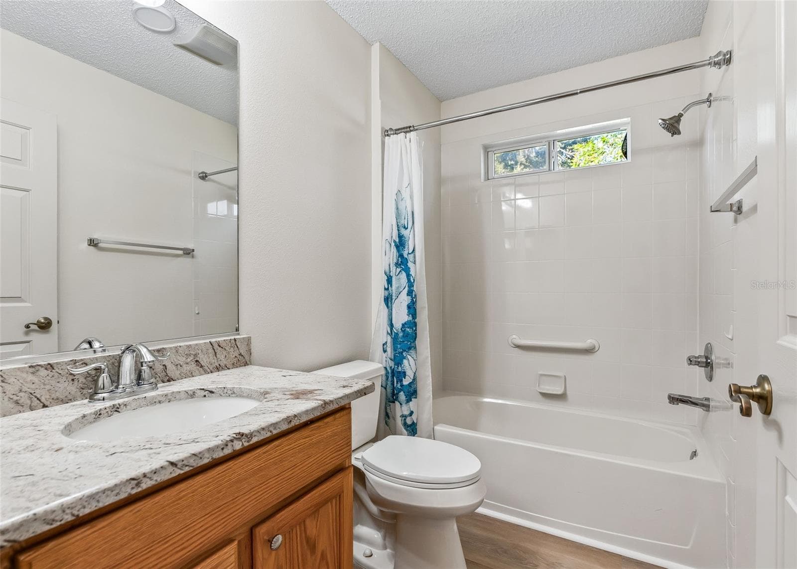 Guest Bathroom. Granite Counters. Shower-Tub - 2762 MORVEN PARK WAY, THE VILLAGES