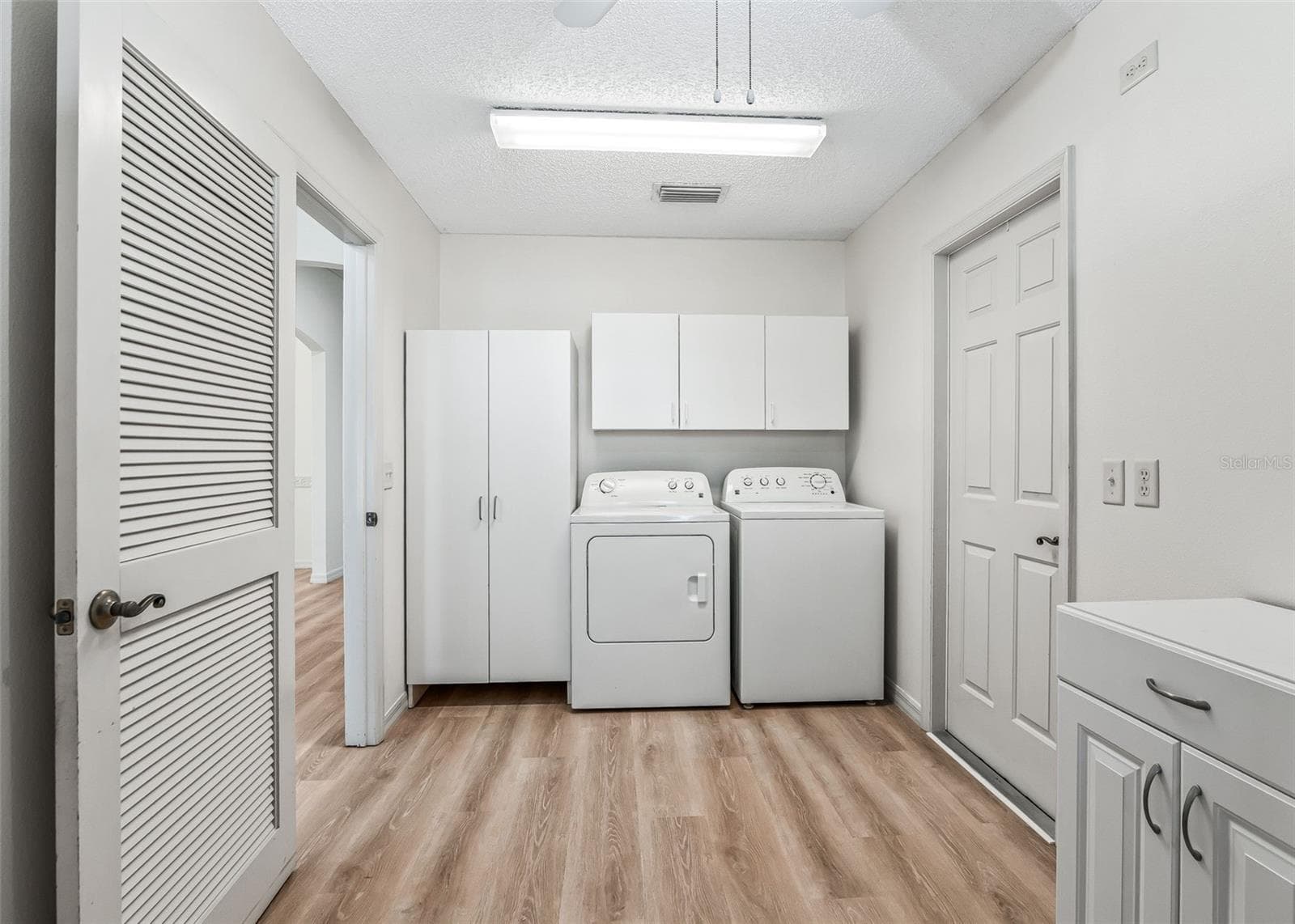 Large Laundry w/ Washer & Dryer. - 2762 MORVEN PARK WAY, THE VILLAGES