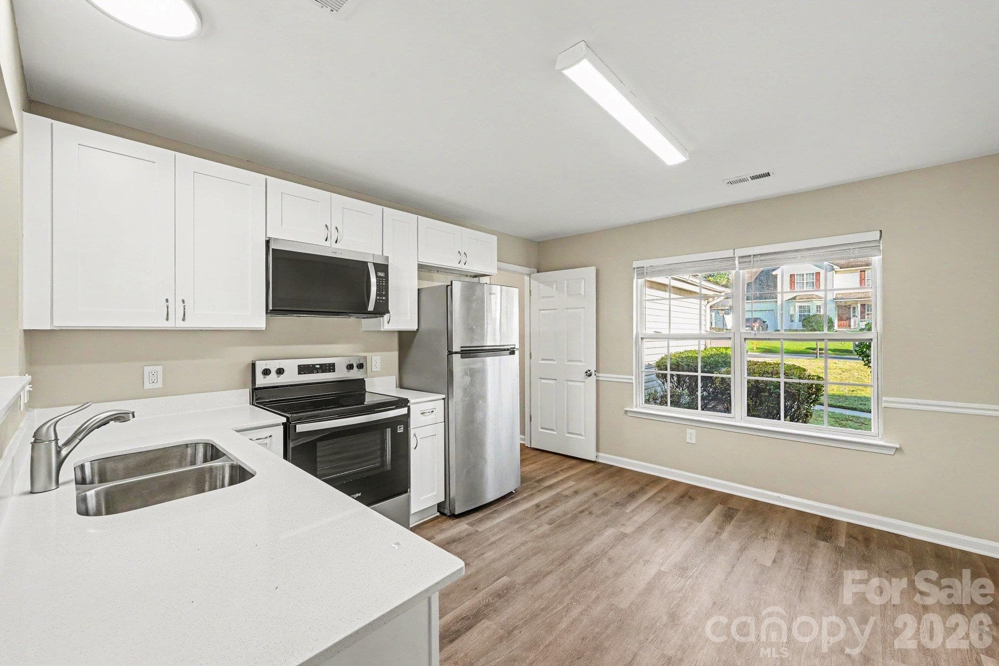 Single Family Residence at 10133 Illoria Drive, Charlotte, photo 9 of 19