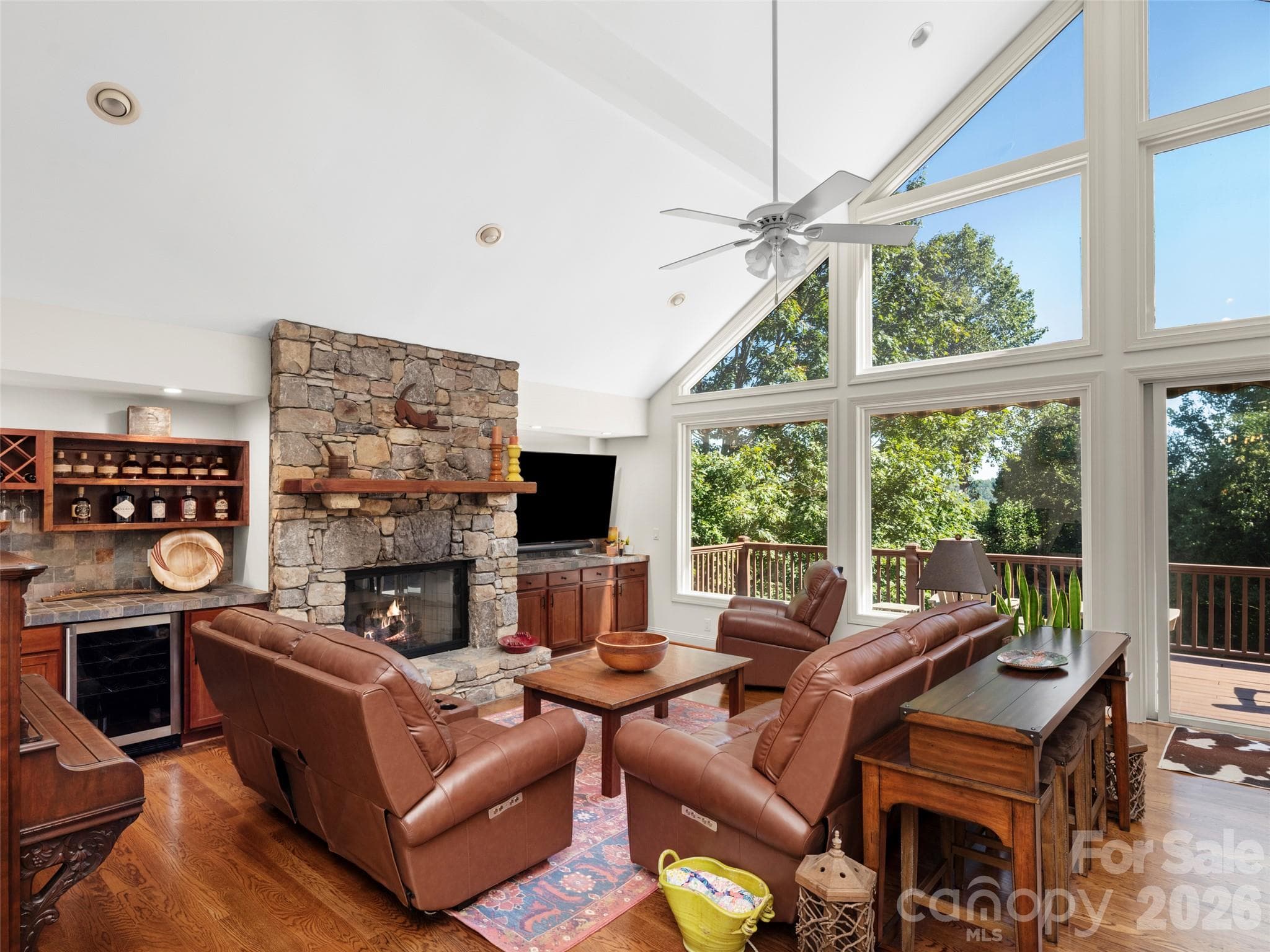 Single Family Residence at 1 Meadow Ridge Lane, Hendersonville, photo 3 of 38