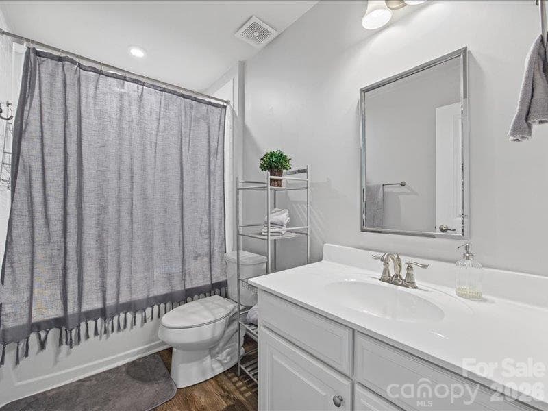 en-suite bath to bedroom 1 - 213 Candish Court, Fort Mill
