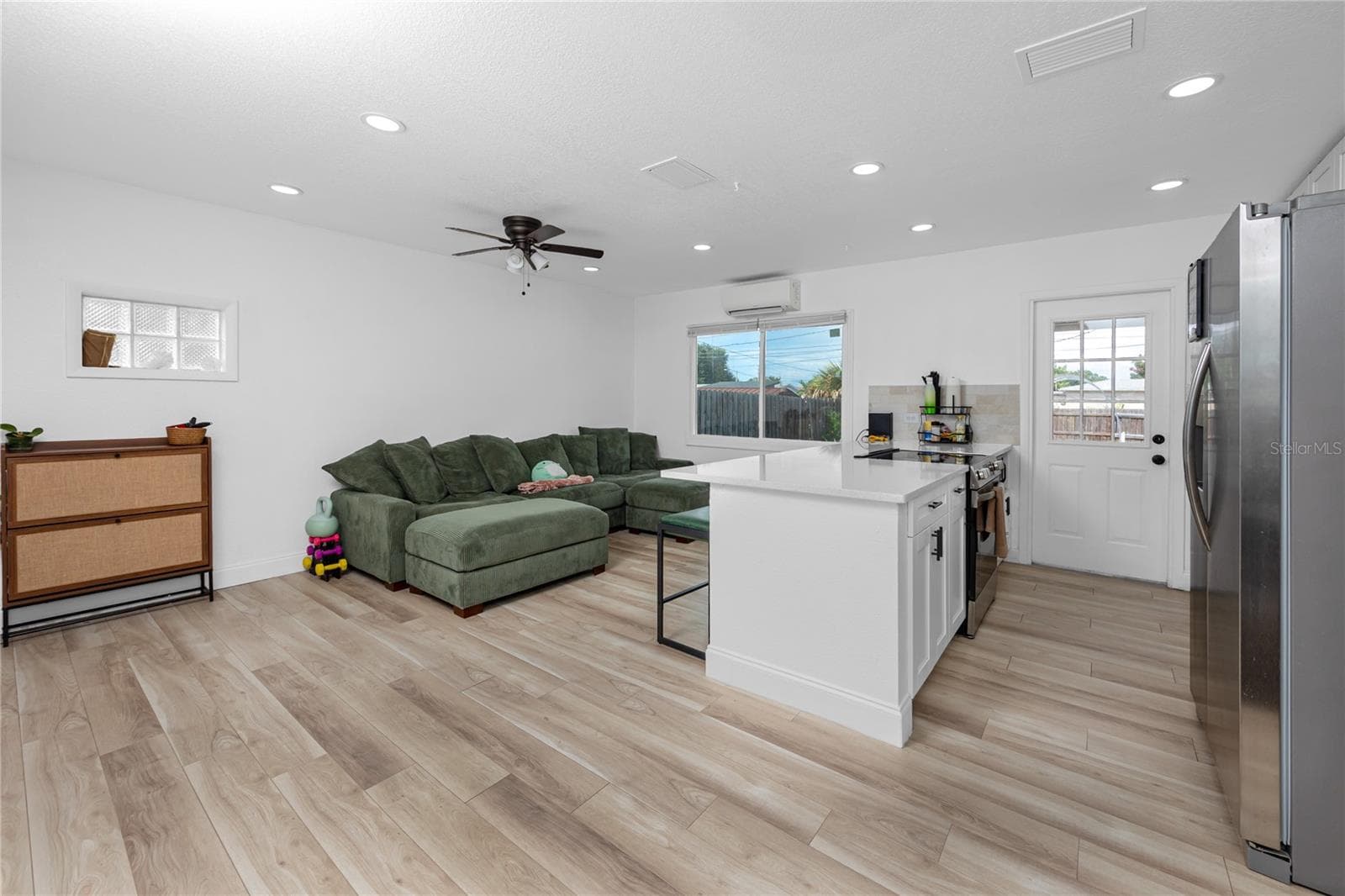 Living room/kitchen area - 5735 BURLINGTON AVE N, ST PETERSBURG