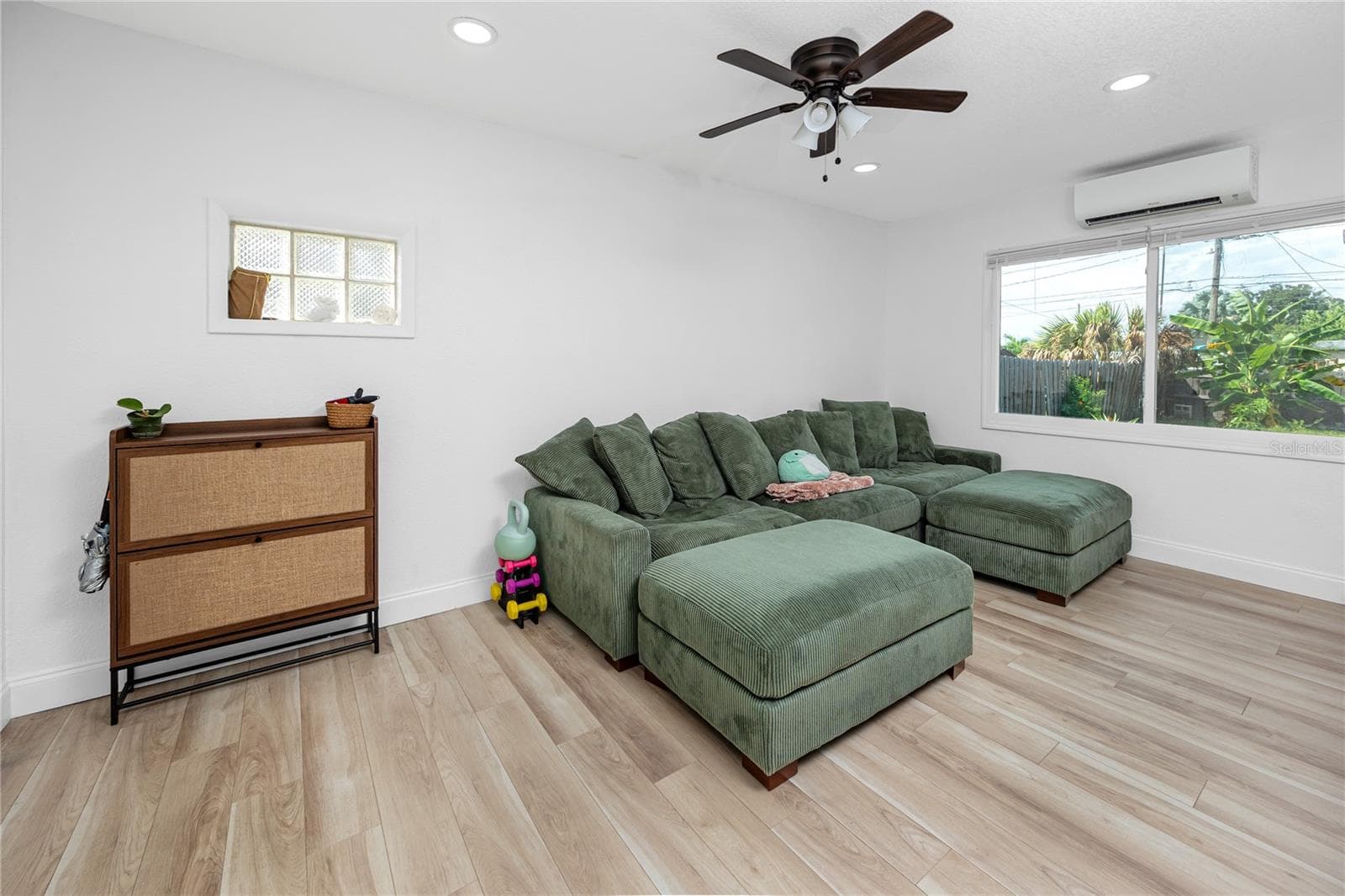 Living room with mini split AC - 5735 BURLINGTON AVE N, ST PETERSBURG