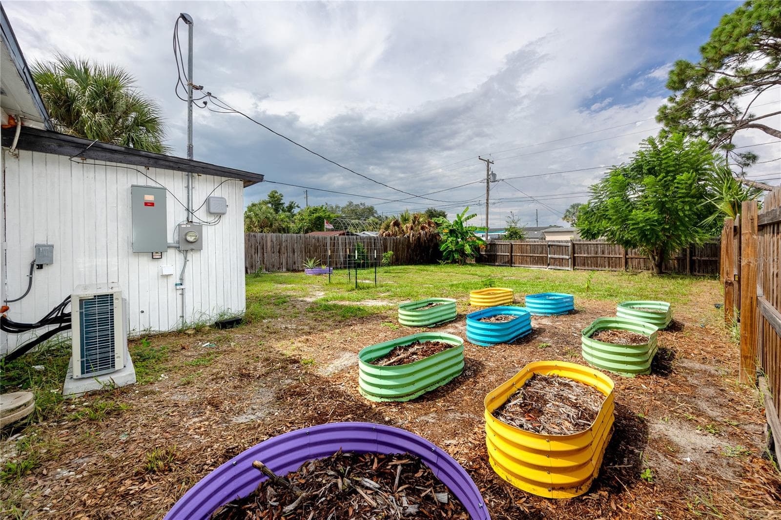 Backyard view - opportunity to garden - 5735 BURLINGTON AVE N, ST PETERSBURG