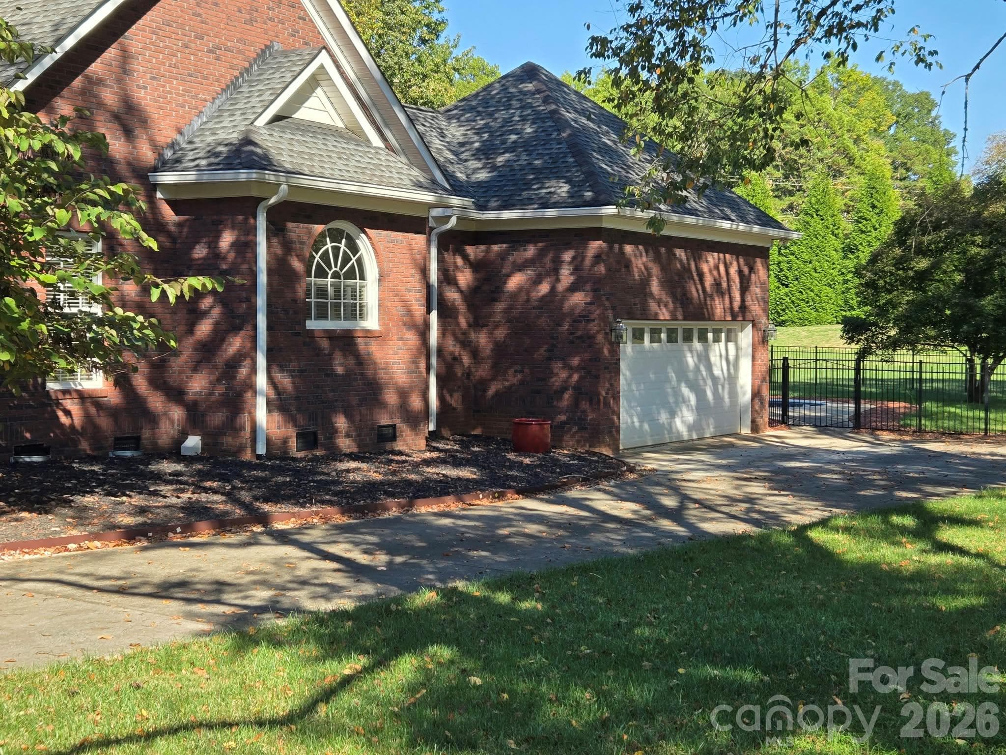 Sideload 2-car garage - 3008 Scottsdale Lane, Matthews
