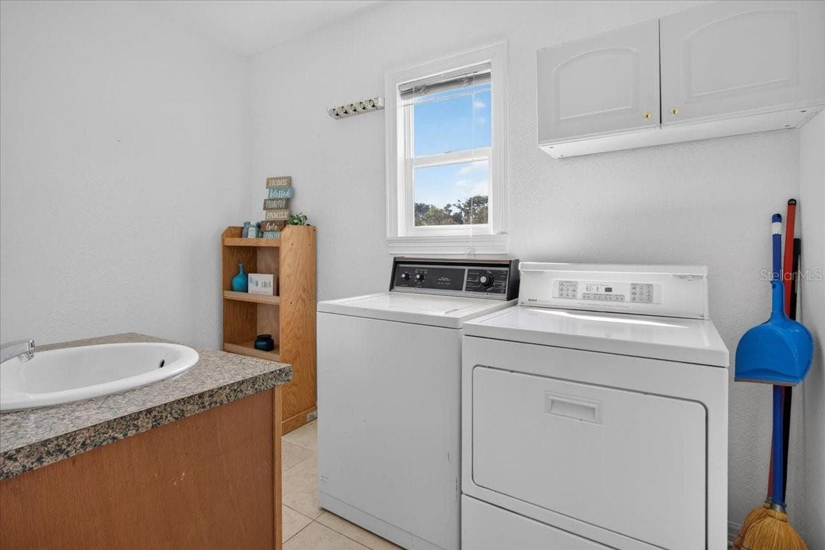 Spacious laundry room with a 1/2 bath! - 24683 W US HIGHWAY 27, HIGH SPRINGS