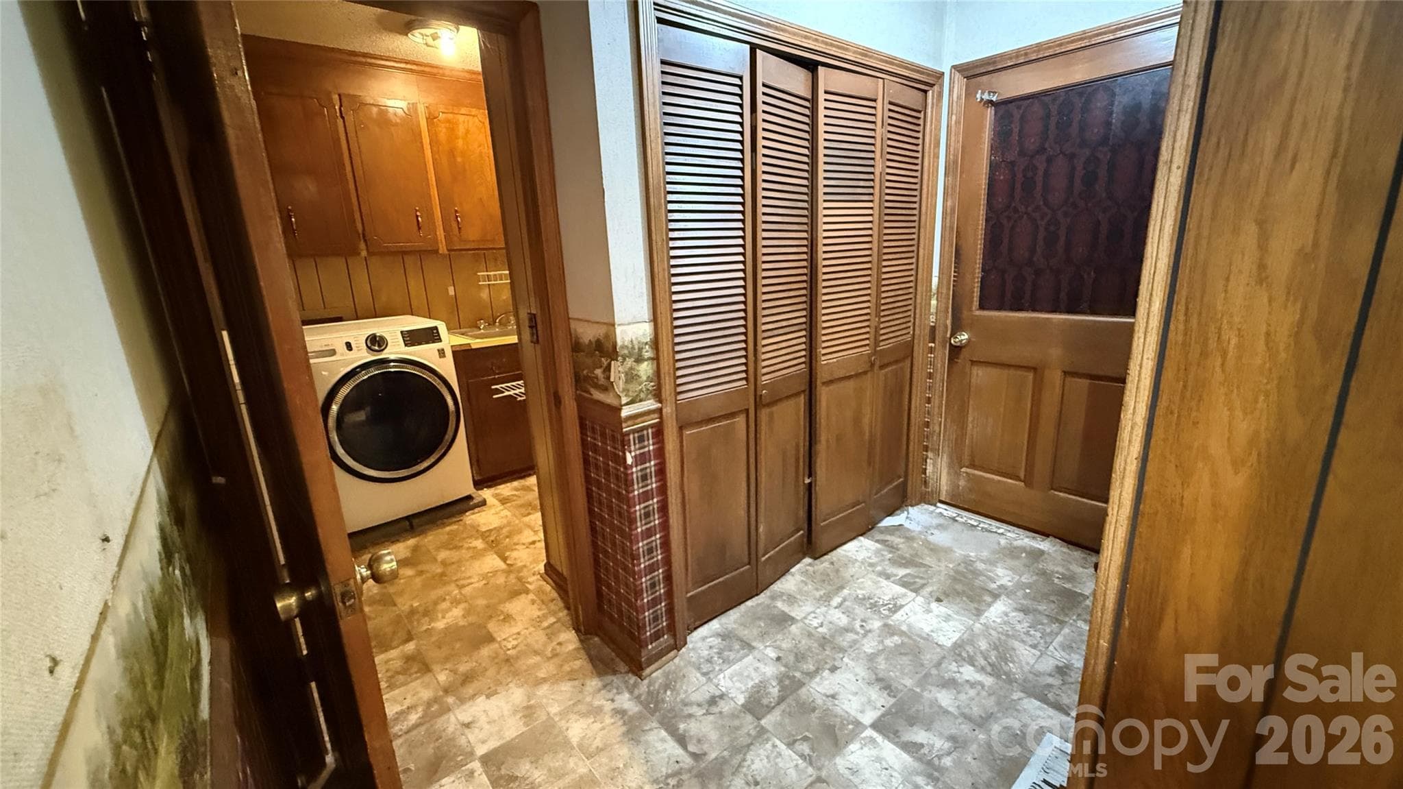 Laundry Room on Main Level - 36934 Tercher Road, New London