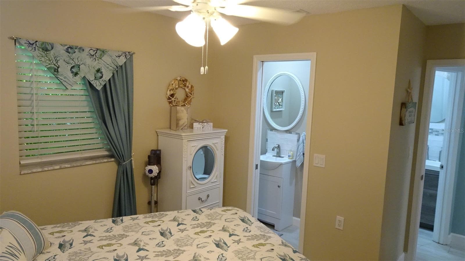 Seller's furnished rear bedroom ensuite. - 7800 38TH TER N, ST PETERSBURG