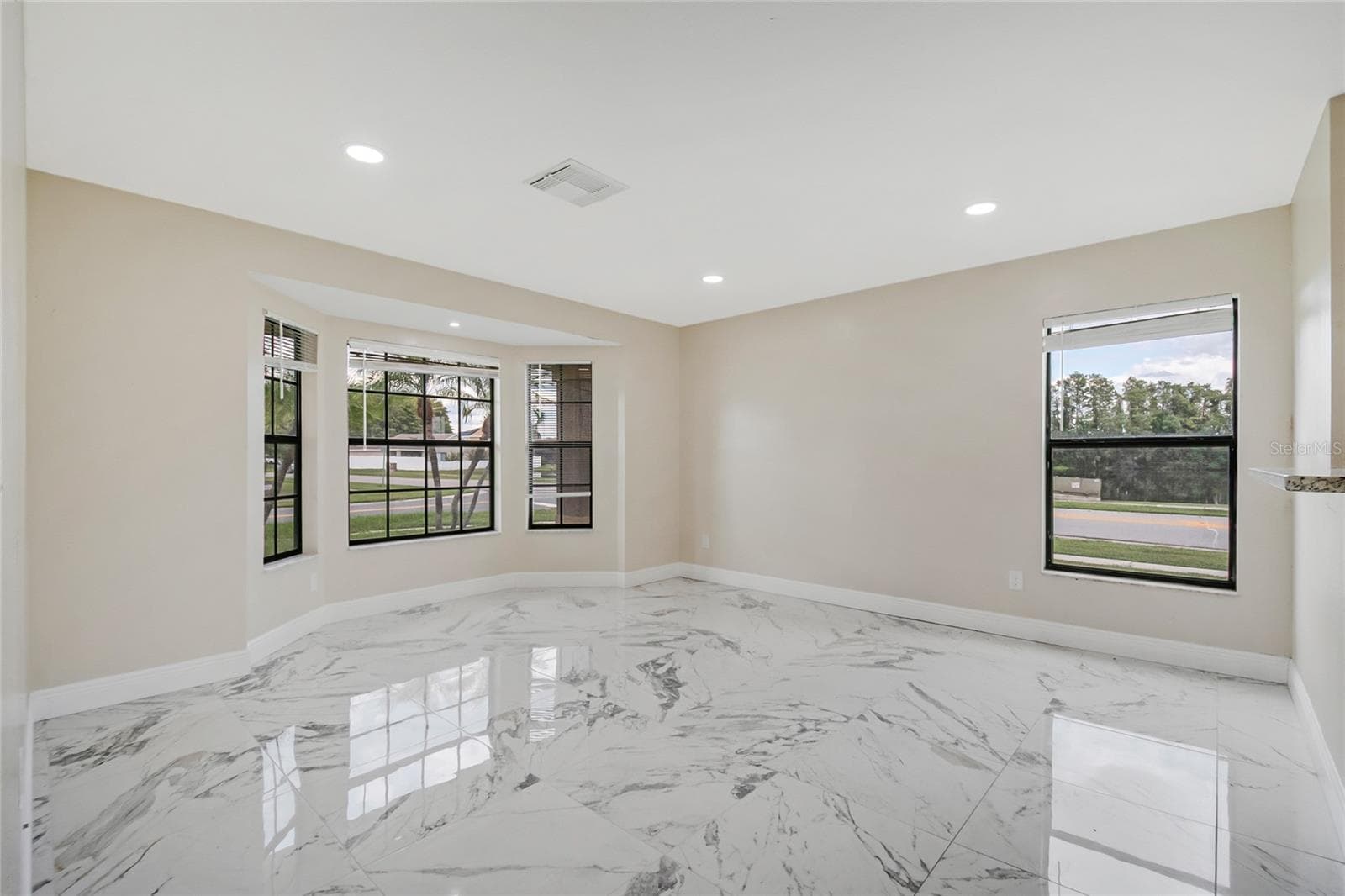 Single Family Residence at 301 BLUE BAYOU DR, KISSIMMEE, photo 8 of 44