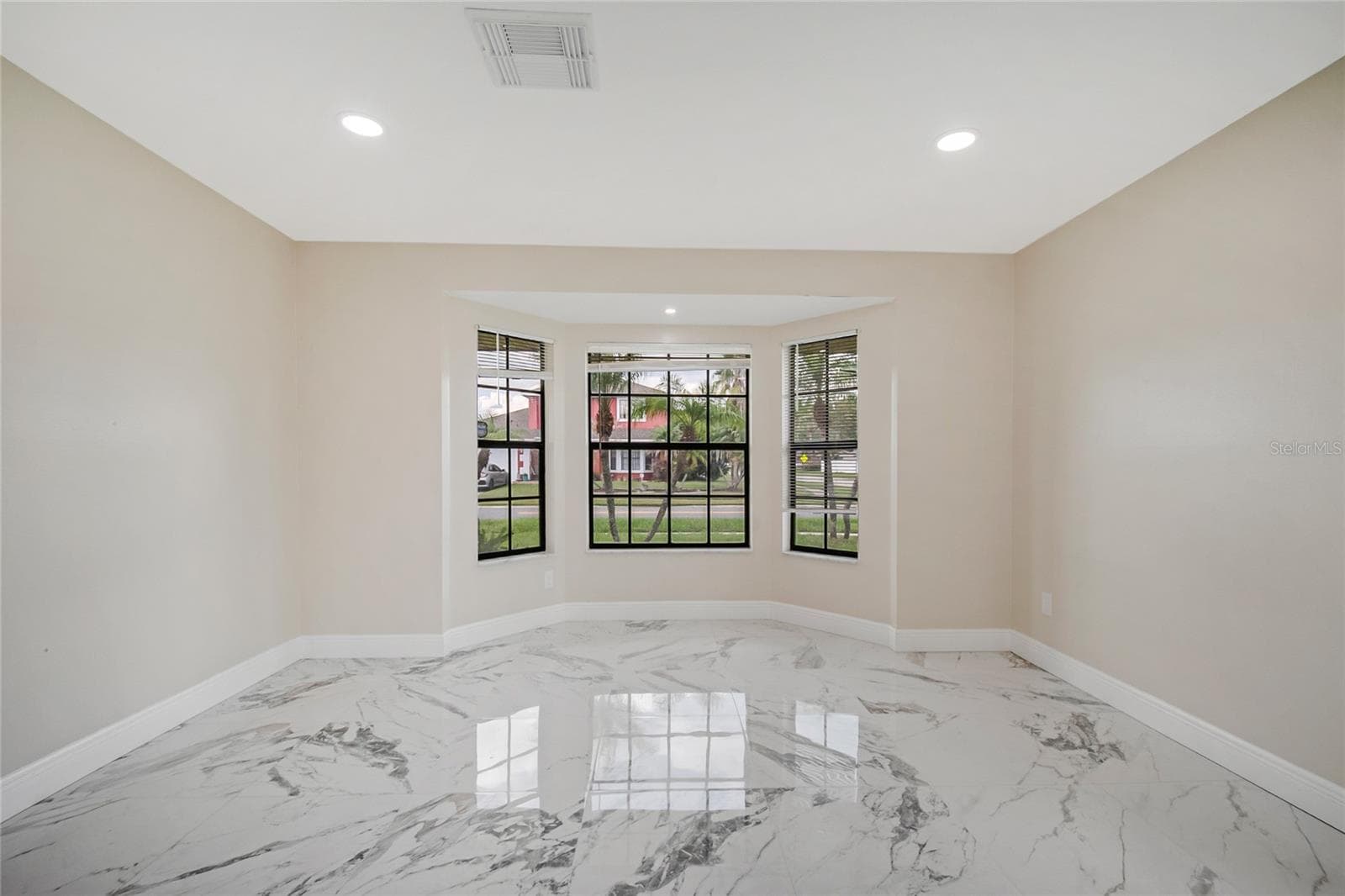 Single Family Residence at 301 BLUE BAYOU DR, KISSIMMEE, photo 9 of 44