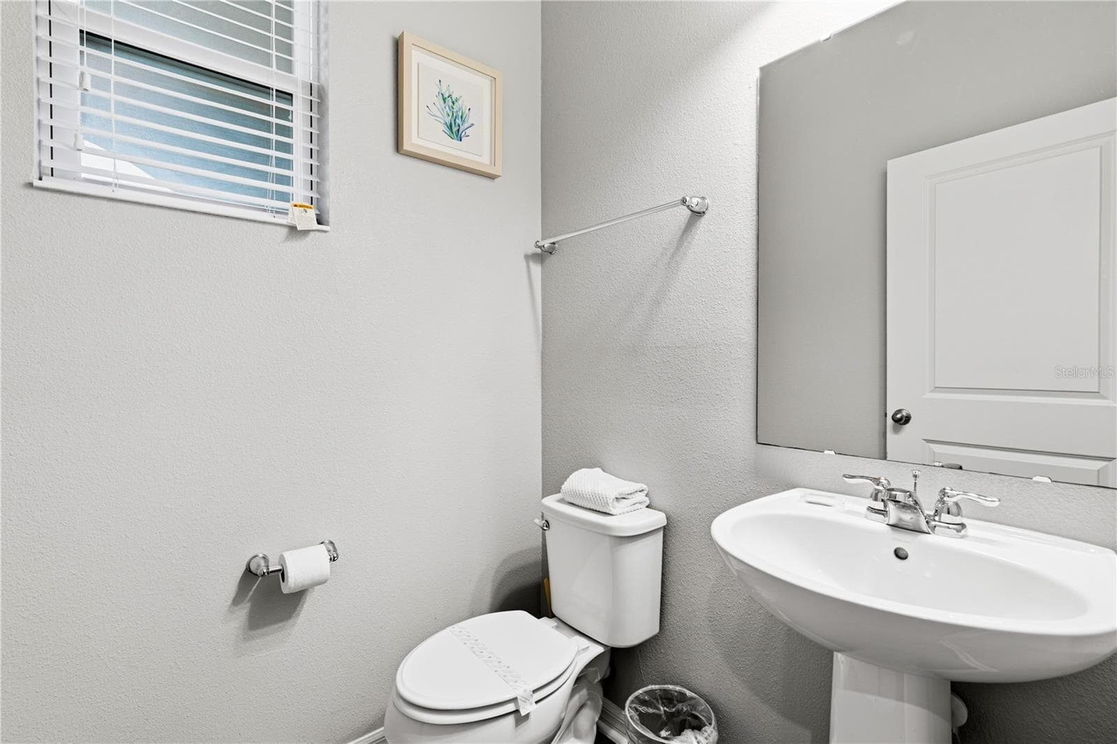 Half bathroom by the entrance - 5150 CROWN HAVEN DR, KISSIMMEE