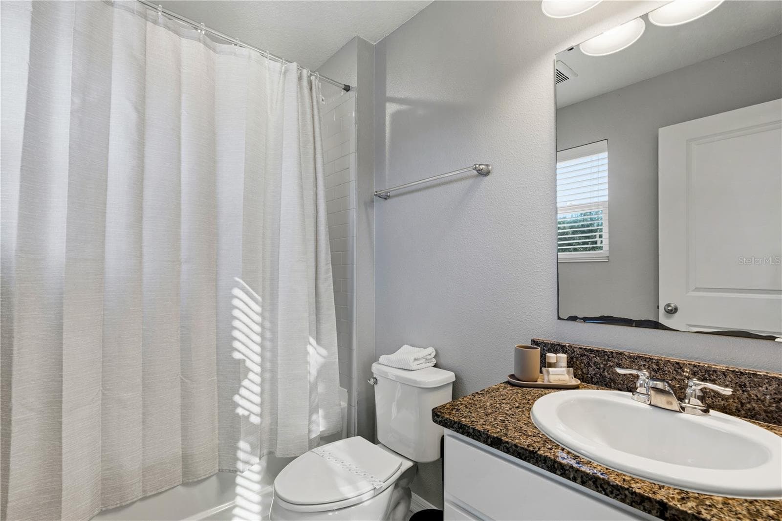 En-suite bath #1 - 5150 CROWN HAVEN DR, KISSIMMEE
