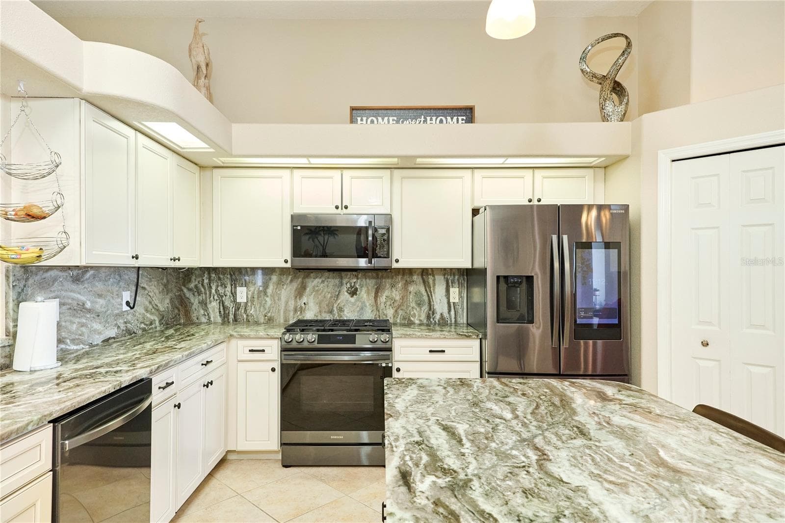 Single Family Residence at 18016 ROYAL FOREST DR, TAMPA, photo 17 of 71