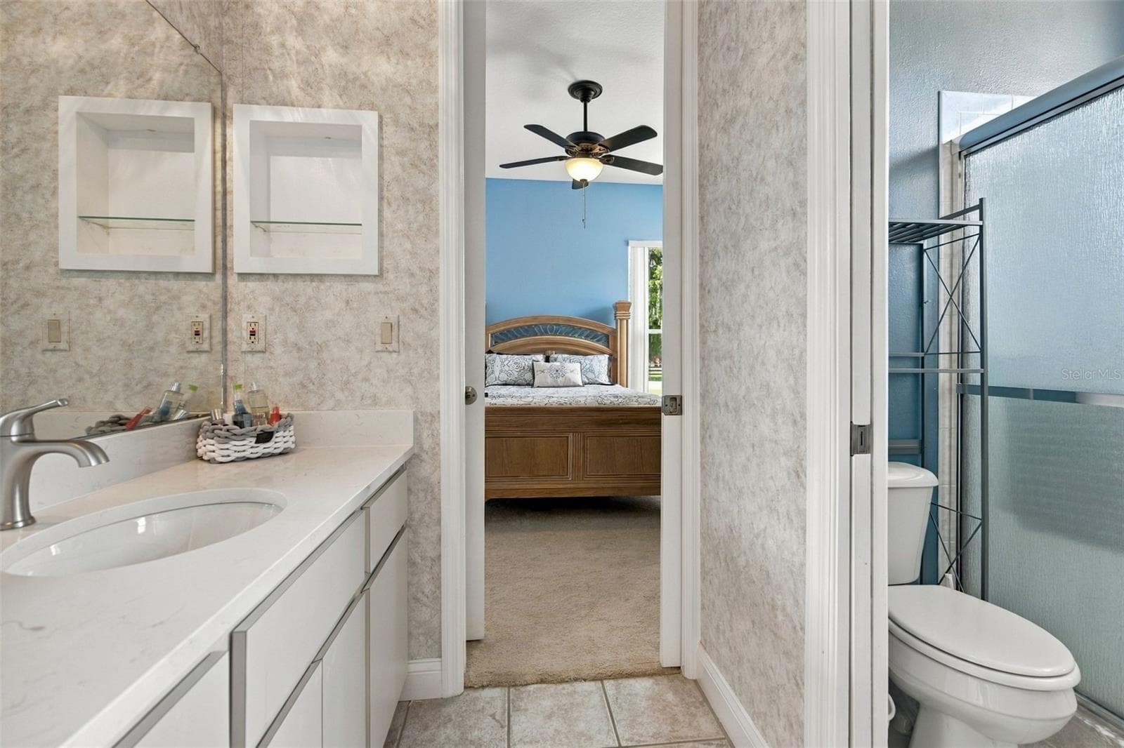 Jack and Jill bathroom connects the guest rooms - 6722 W SENTINEL BLUFF PATH, BEVERLY HILLS