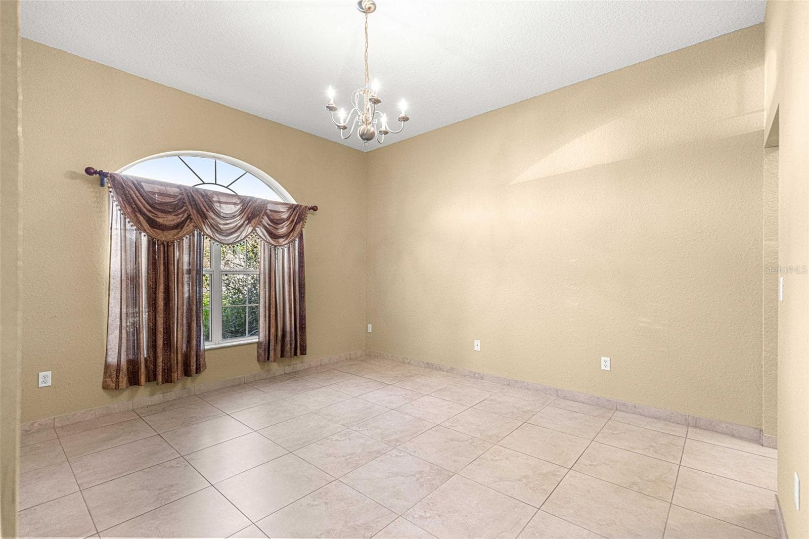 Single Family Residence at 19 SUNRISE CT, OCALA, photo 5 of 73