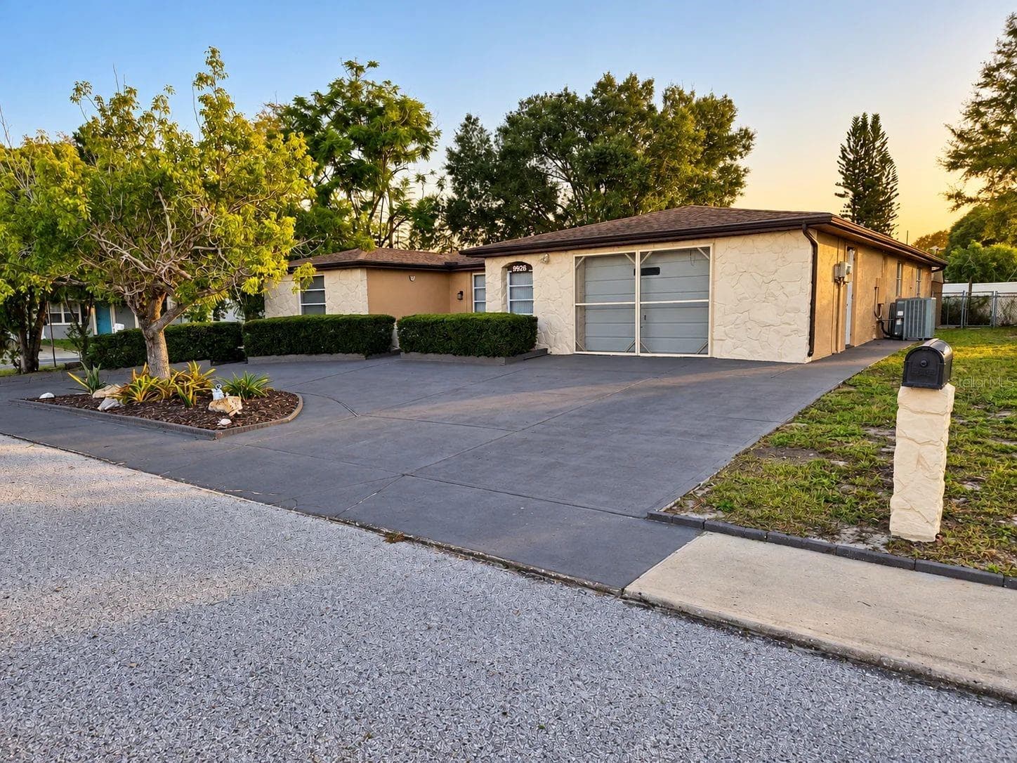 Single Family Residence at 9926 LAKESIDE LN, PORT RICHEY, photo 2 of 51