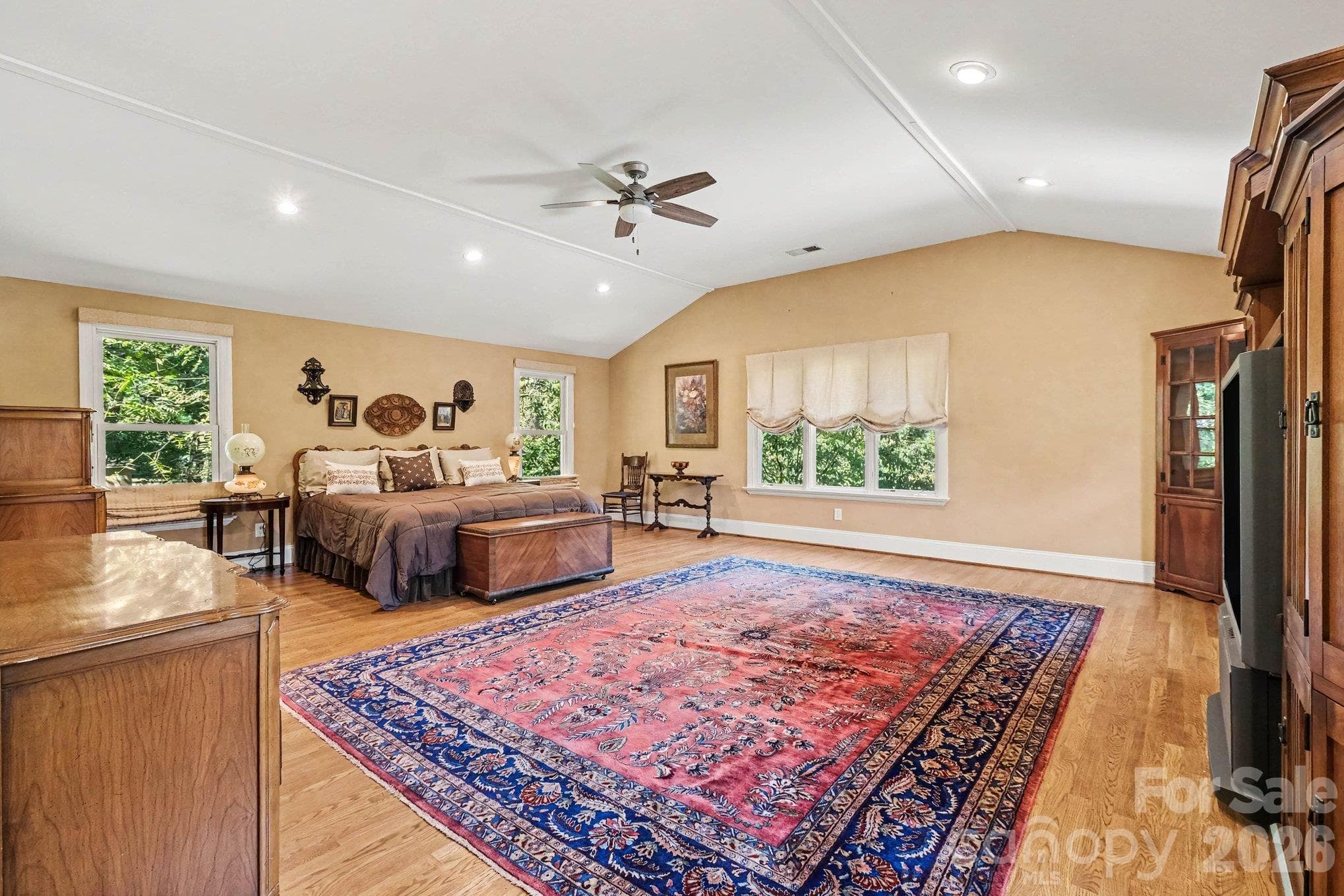 Expansive 519 sq ft primary suite with vaulted ceiling - 746 Grandview Drive NE, Concord