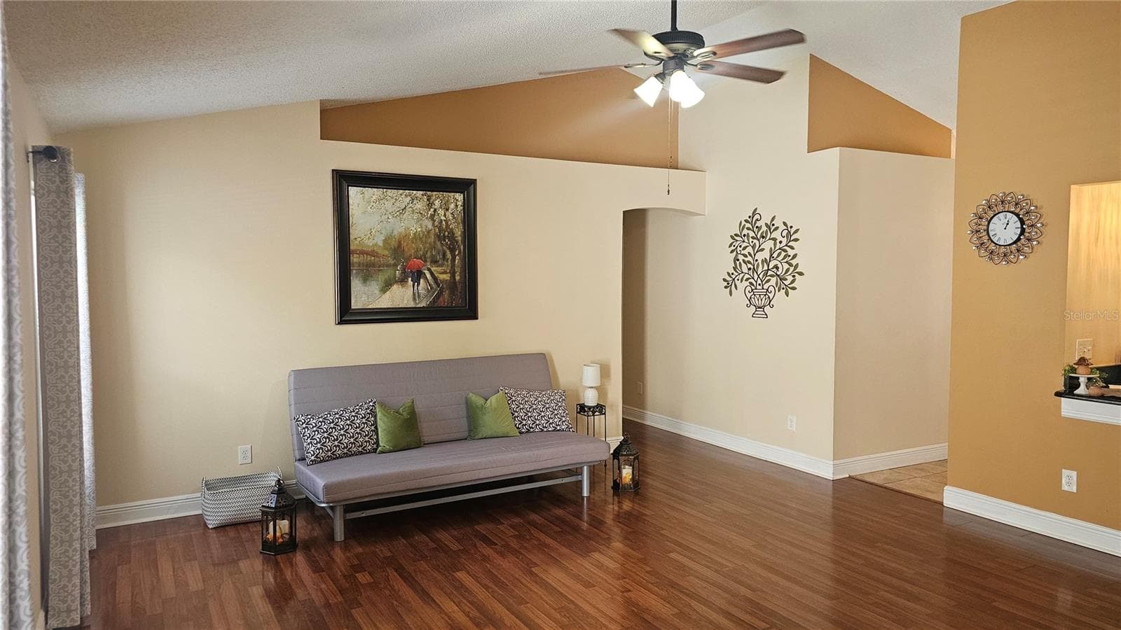 LV Vaulted Ceilings & Decorative Shelving - 8632 FOLEY DR, ORLANDO