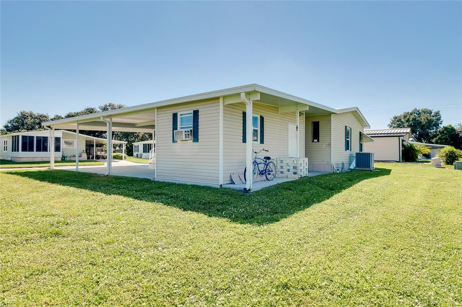 Manufactured Home at 8905 34TH AVE E, PALMETTO, photo 3 of 52