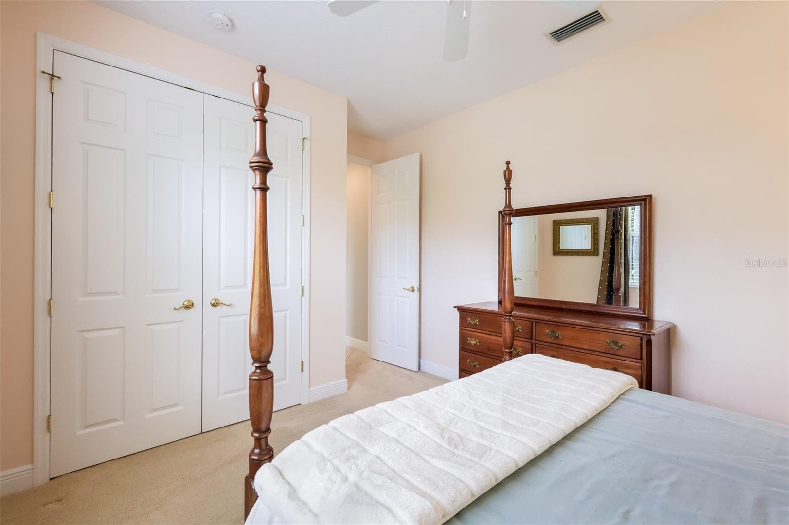 Guest bath adjacent to bedroom 2 - 13409 KILDARE PL, LAKEWOOD RANCH
