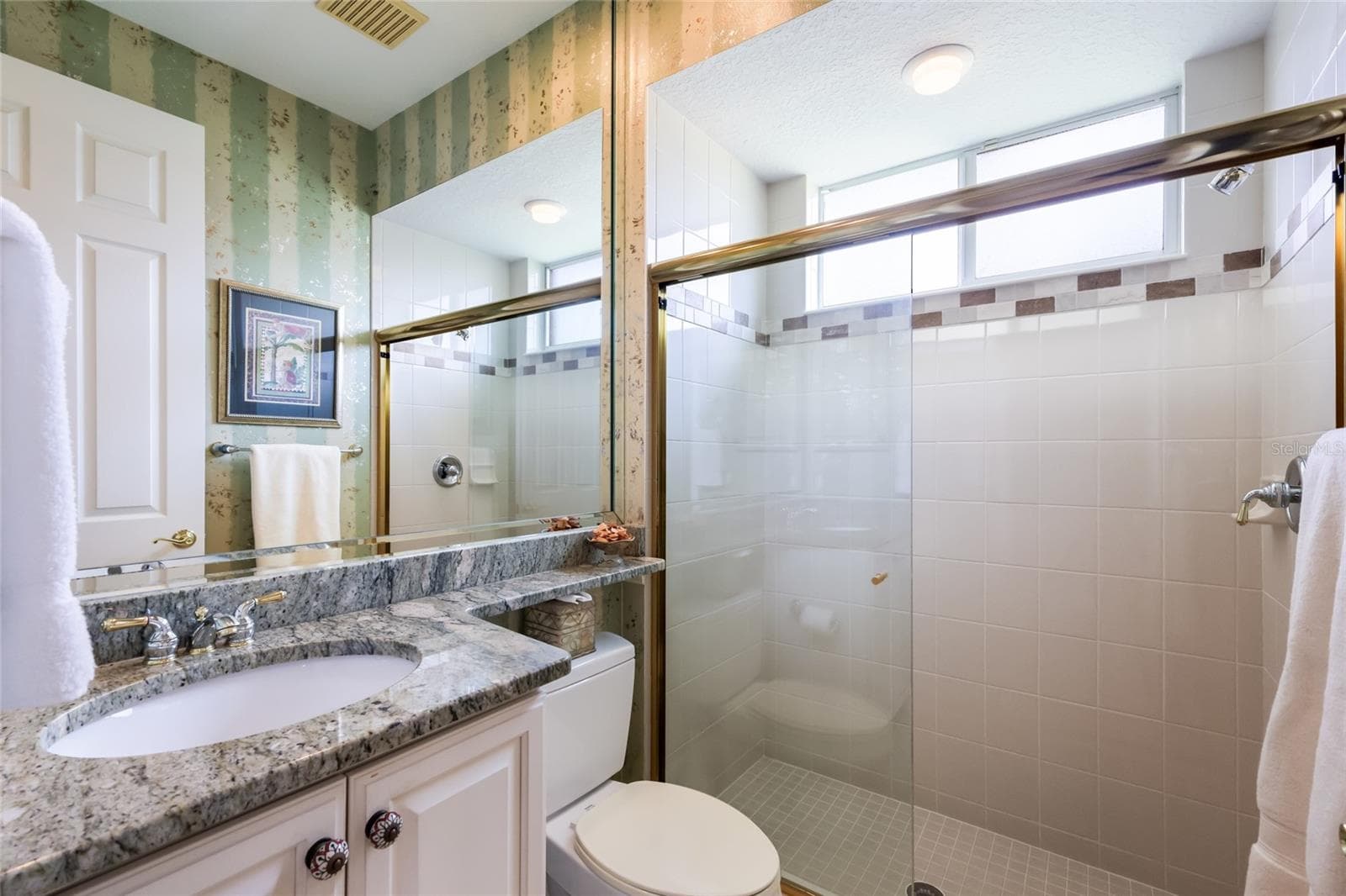 Guest bath adjacent to bedroom 2 - 13409 KILDARE PL, LAKEWOOD RANCH