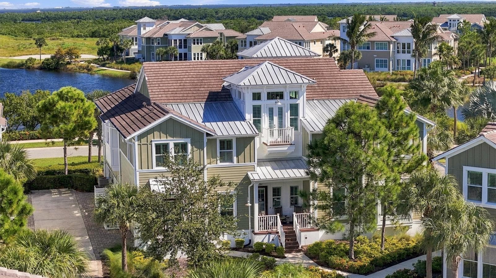 Turnkey-furnished 2-bedroom, 2-bath Bermuda coach home featuring a versatile bonus room—perfect for a den, home office, or additional bedroom! - 291 COMPASS POINT DR #201, BRADENTON