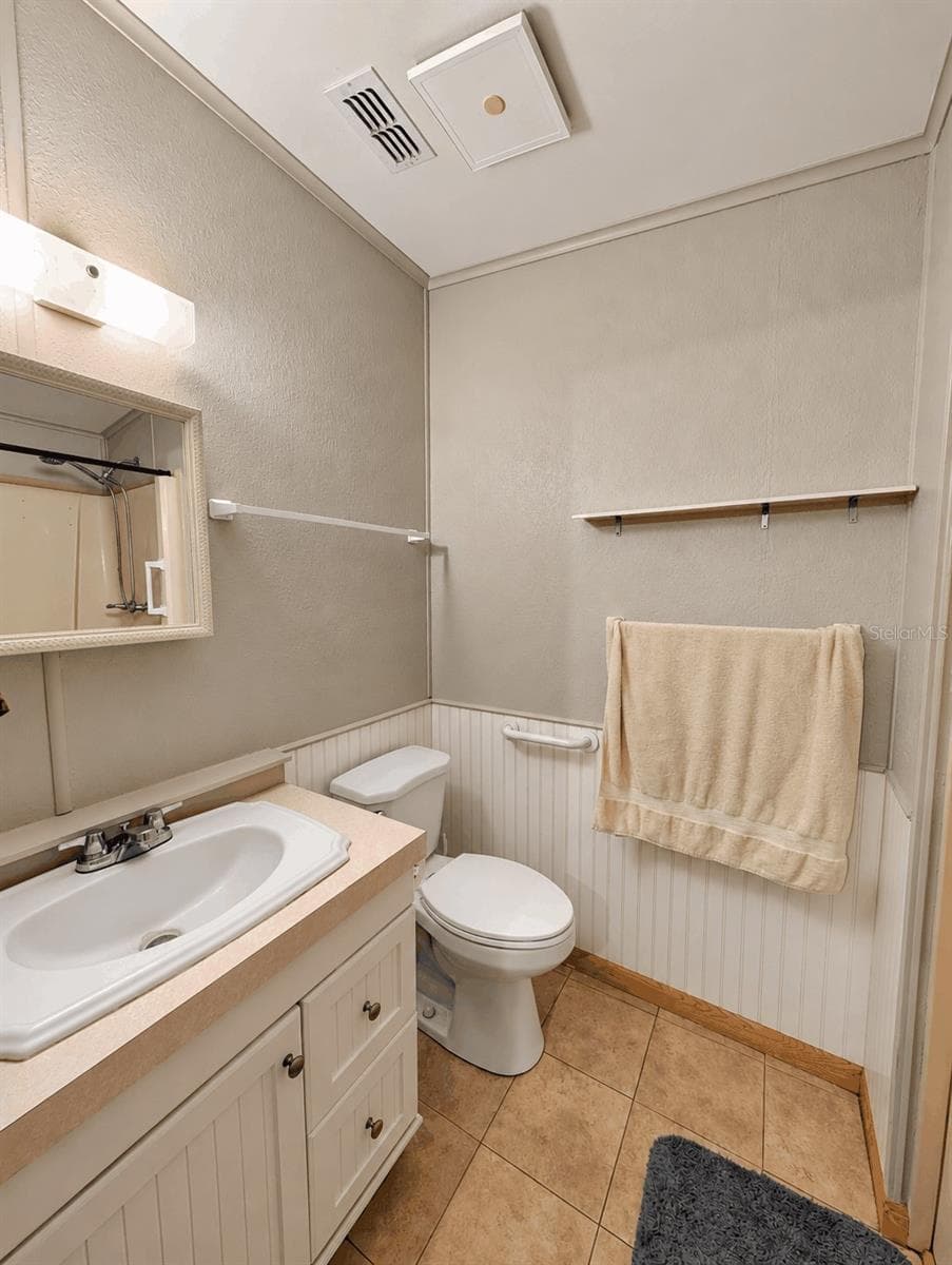 En-Suite Bathroom - 6066 SE SOUTHERN OAKS DR, WINTER HAVEN