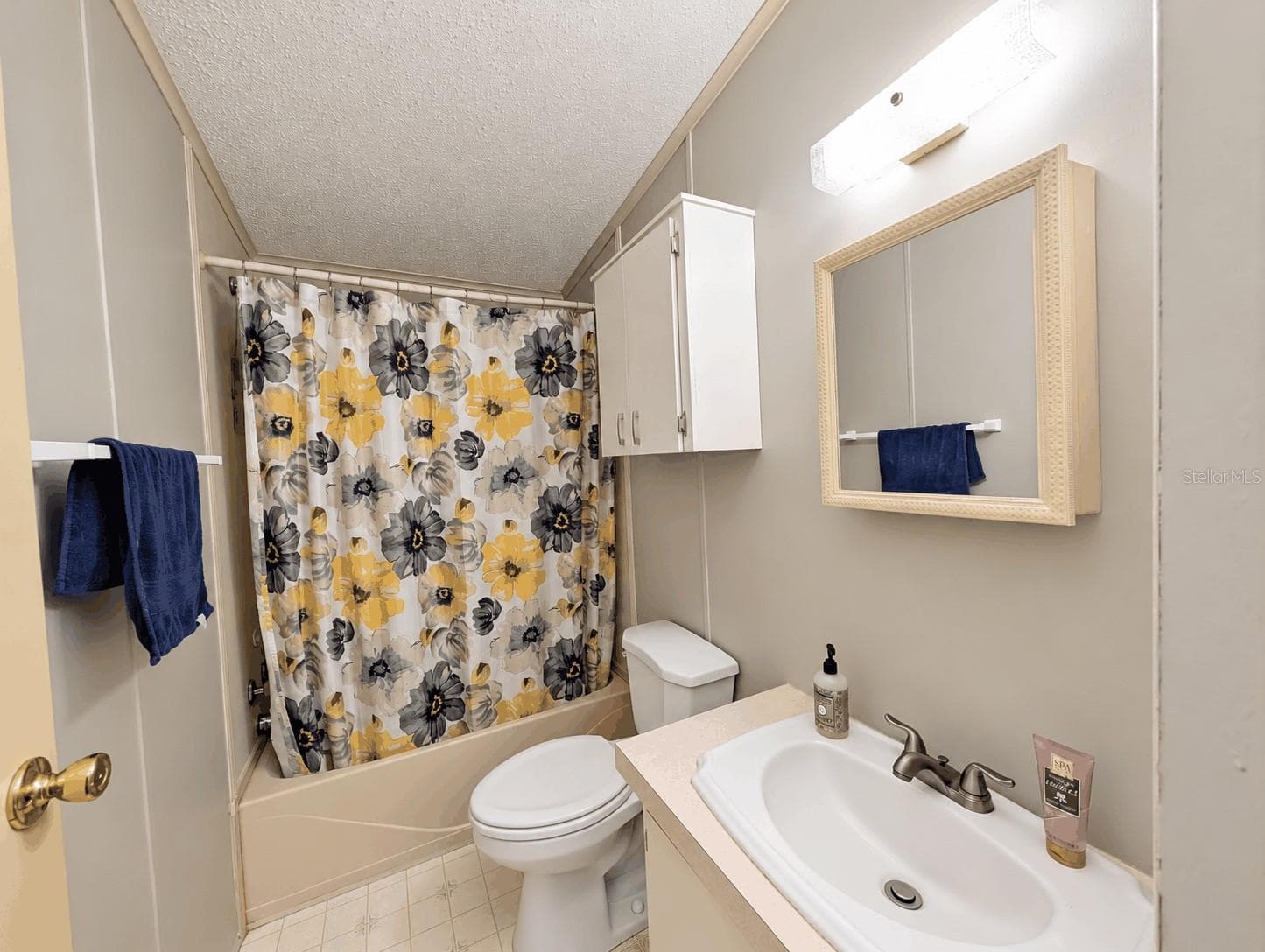 Main Bathroom - 6066 SE SOUTHERN OAKS DR, WINTER HAVEN
