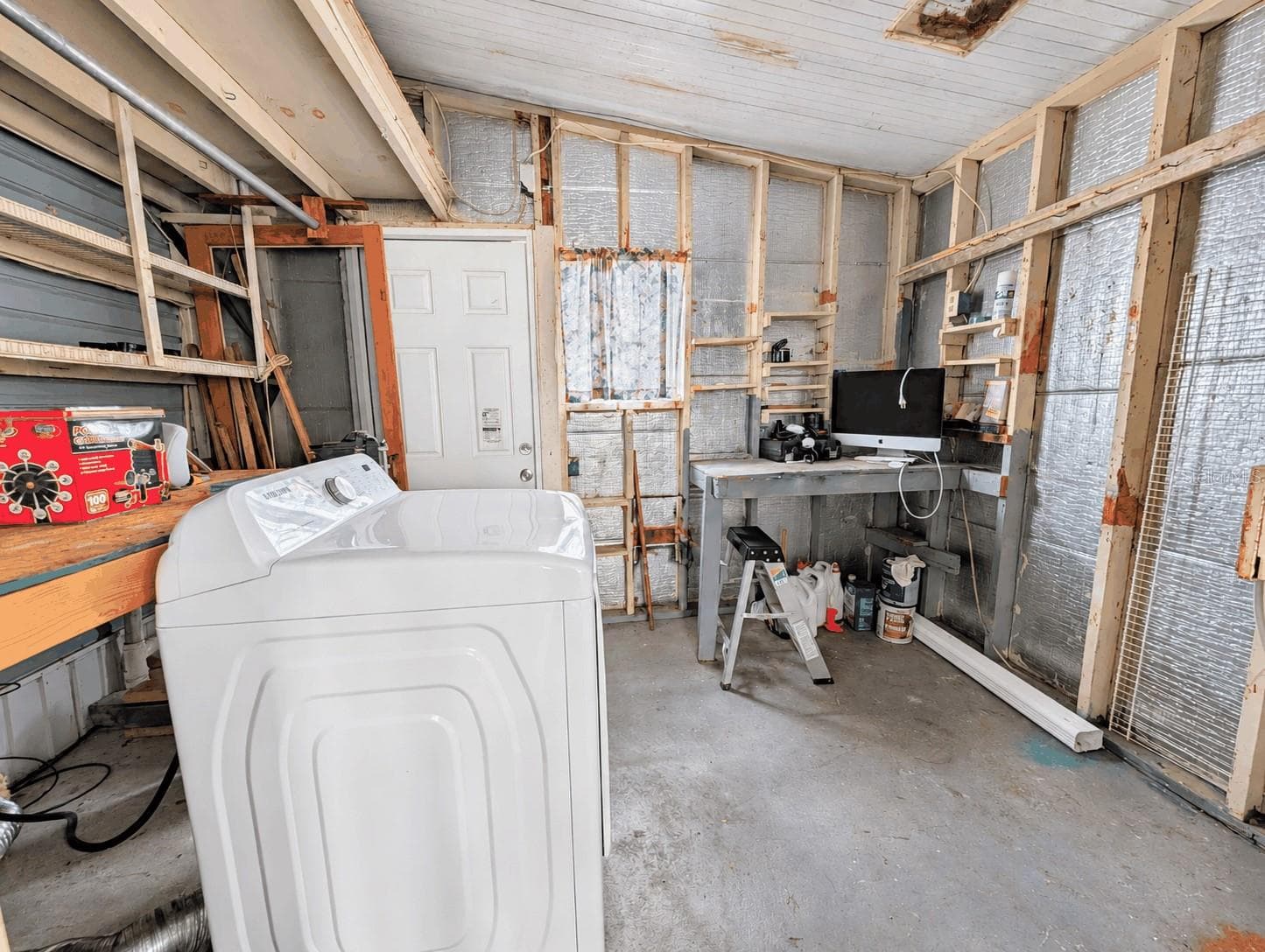 Back storage room behind side screened porch - 6066 SE SOUTHERN OAKS DR, WINTER HAVEN