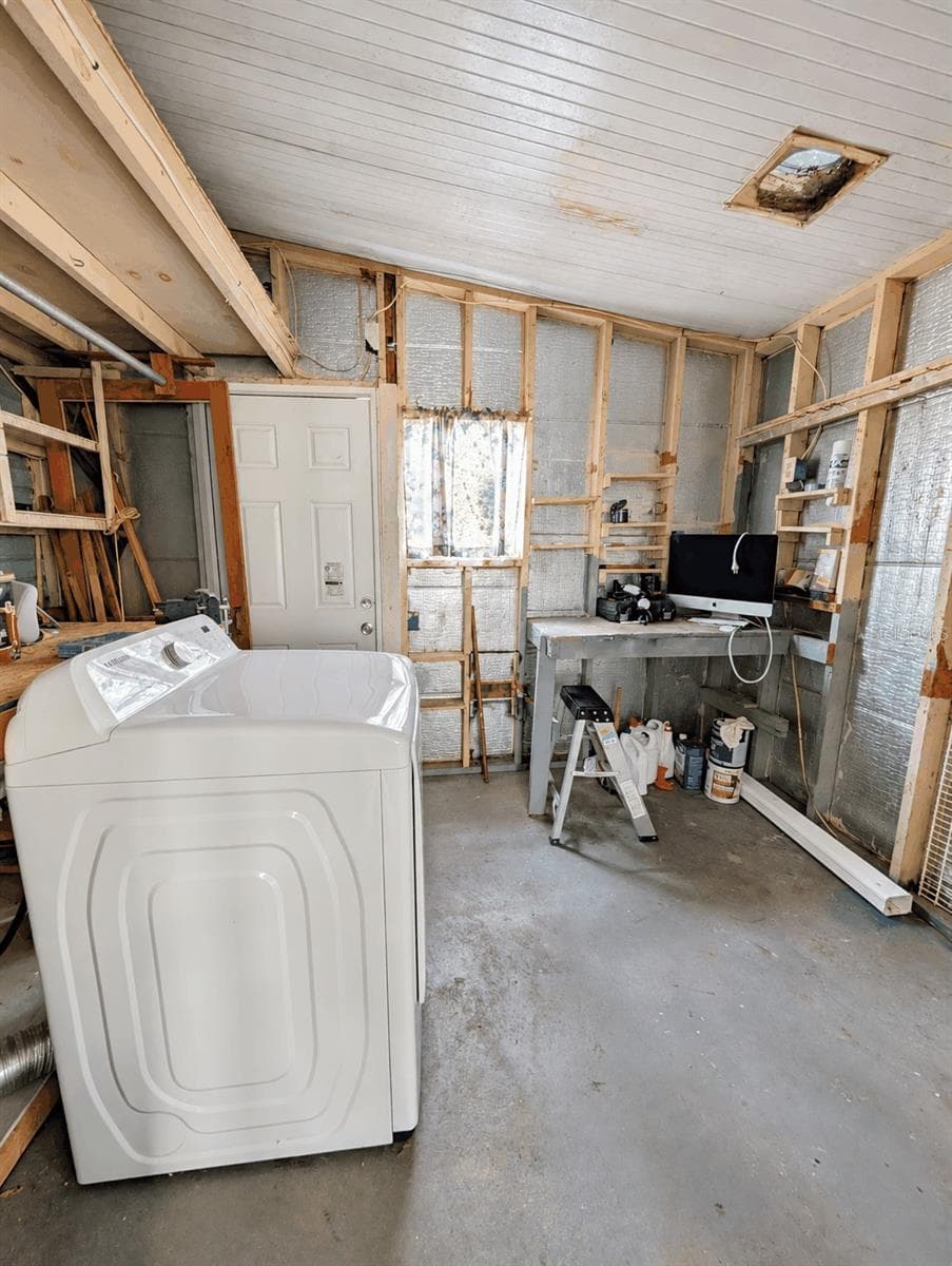 Storage Room behind the Carport - 6066 SE SOUTHERN OAKS DR, WINTER HAVEN