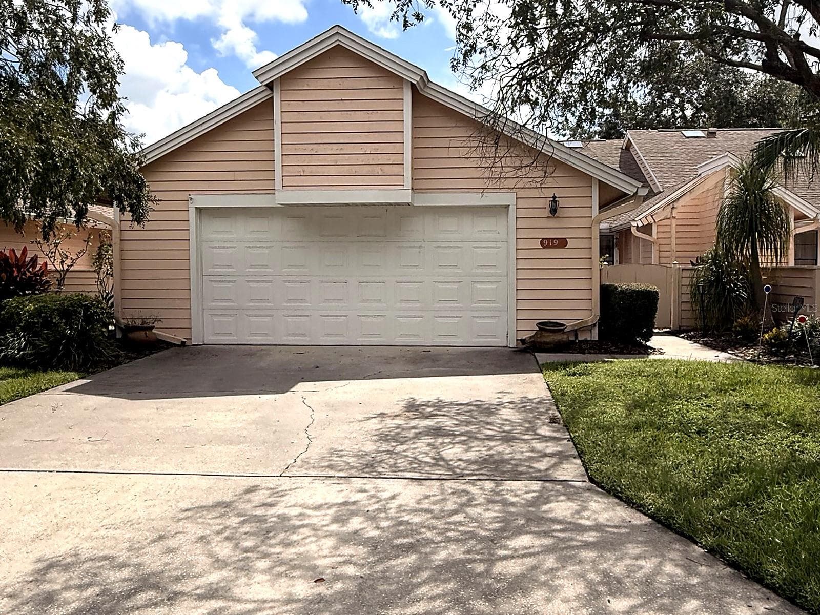 919 RIDGE LAKE DR