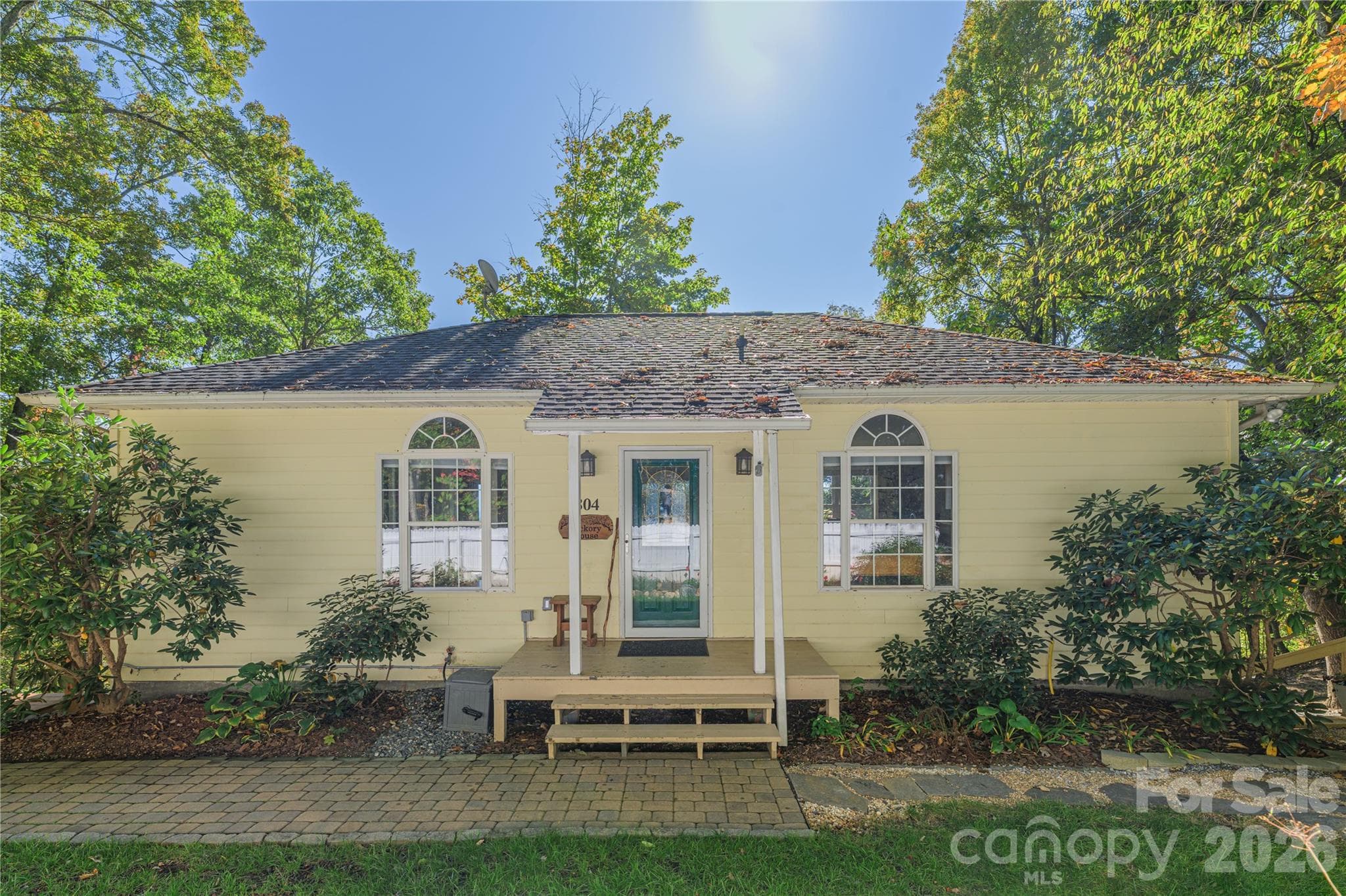Single Family Residence at 804 Madison Heights Drive, Marshall, photo 2 of 47