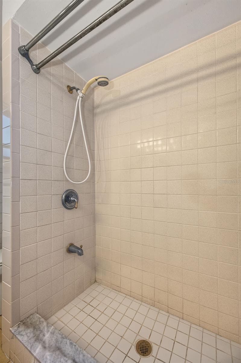 Walk In Shower - 5215 26TH AVE N, ST PETERSBURG