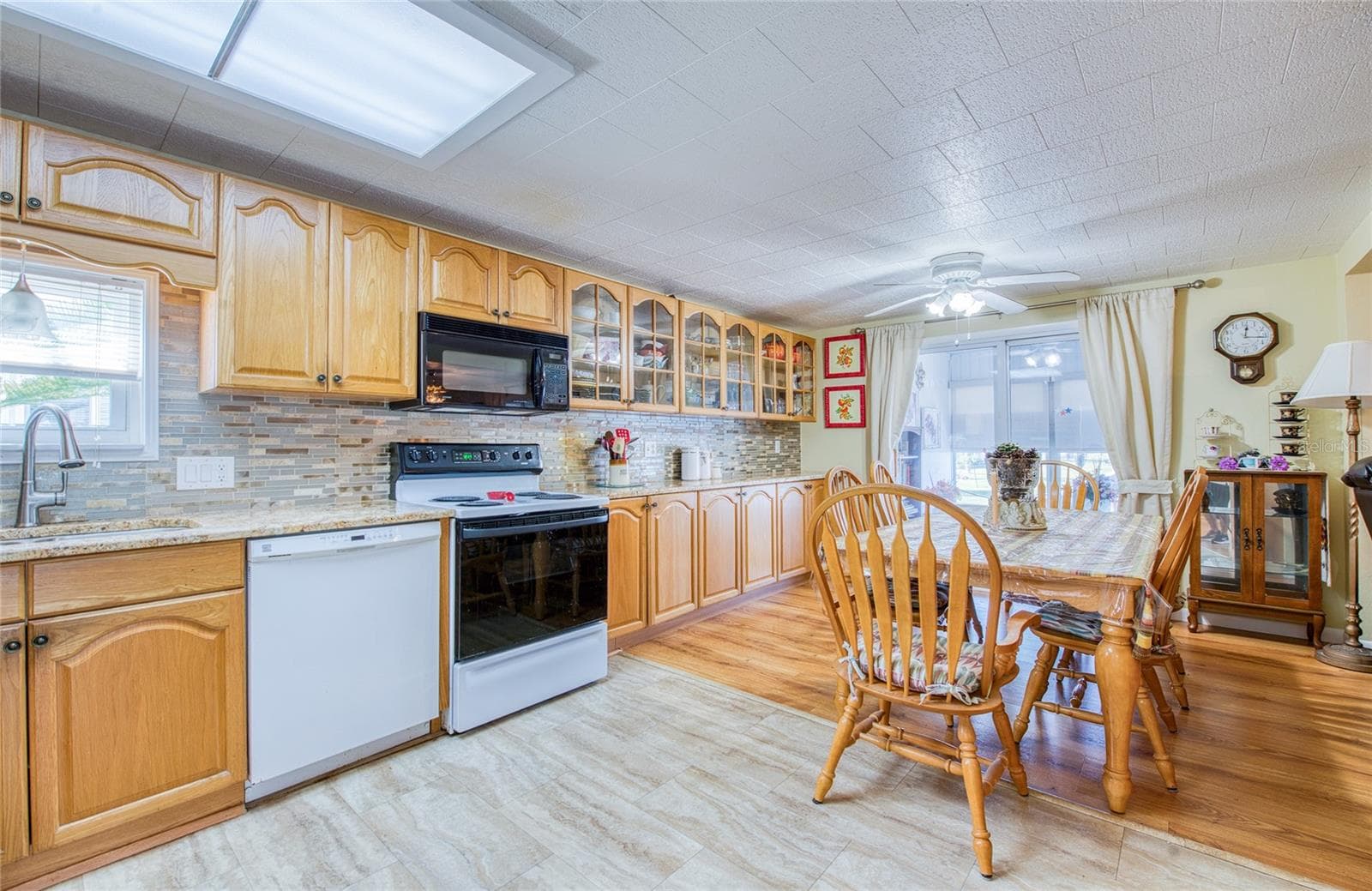 Mobile Home at 18675 US HIGHWAY 19 N #303, CLEARWATER, photo 17 of 42