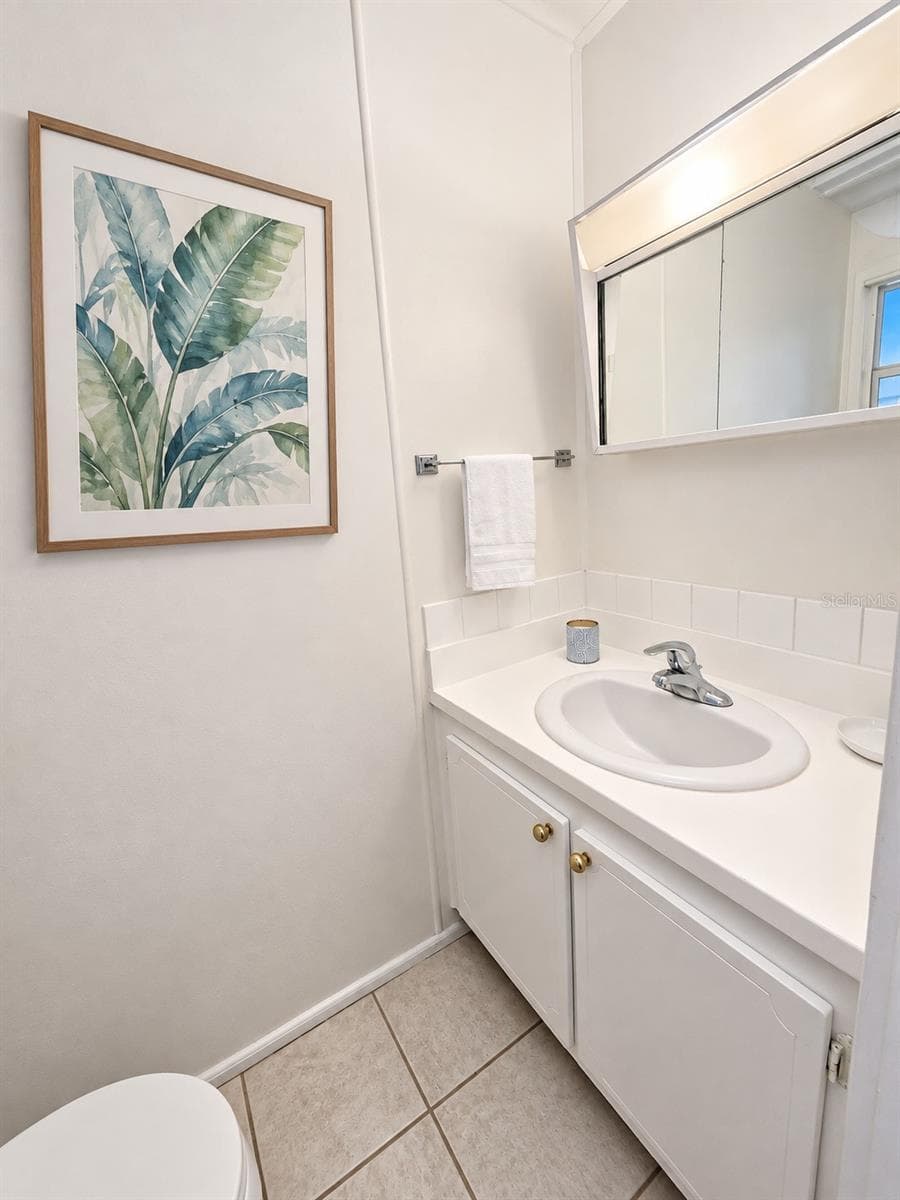 ensuite bath w/sink and toilet - 18 DRURY LN, TARPON SPRINGS