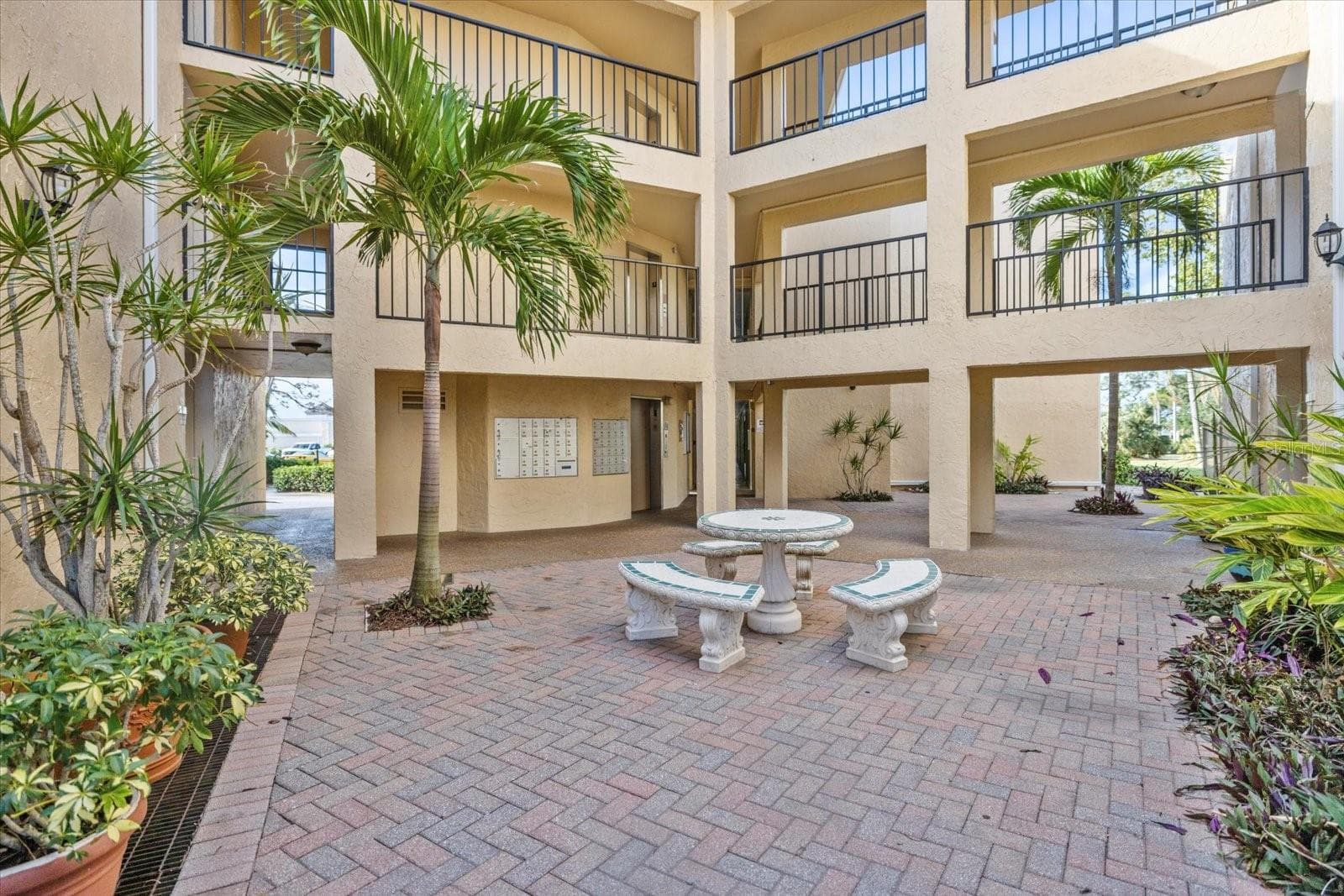 Lovely courtyard - 612 BIRD BAY DR S #108, VENICE