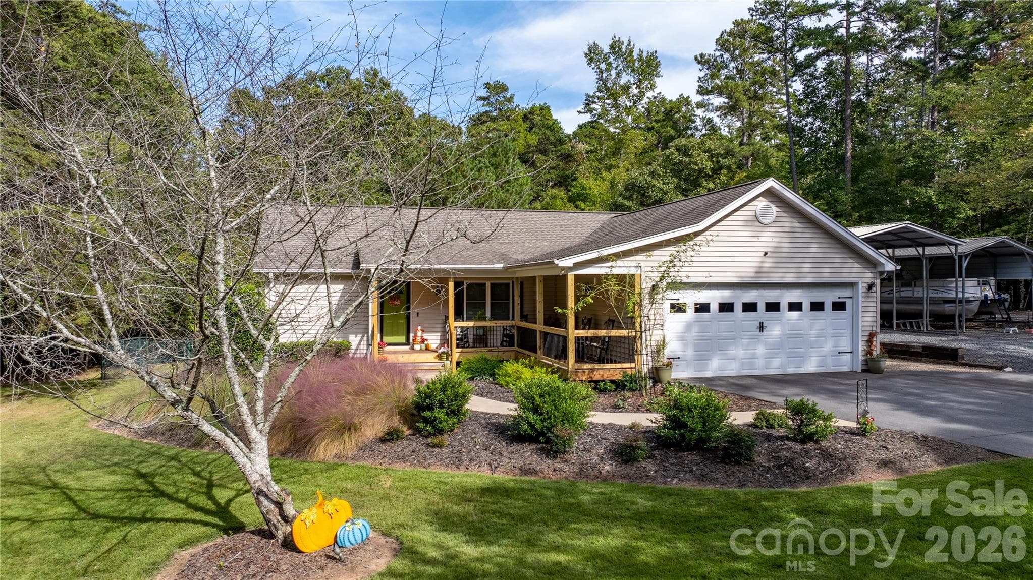Woodrun Showstopper Home. Very appealing home with manicured lawn back and front. - 571 Newport Drive, Mount Gilead