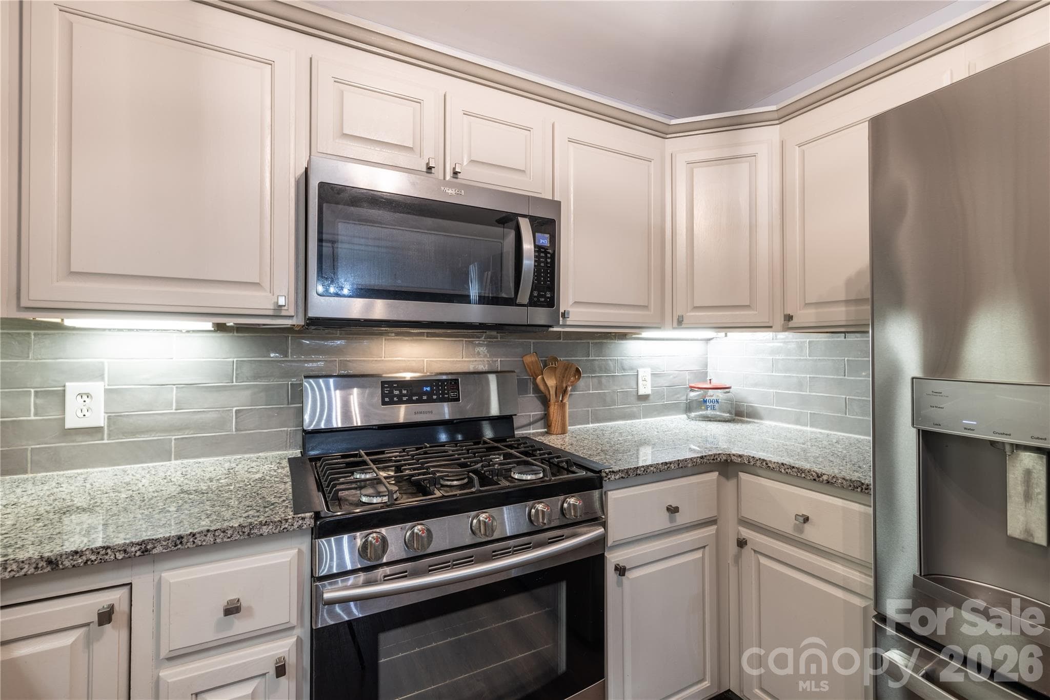Newer Gas Range - 571 Newport Drive, Mount Gilead