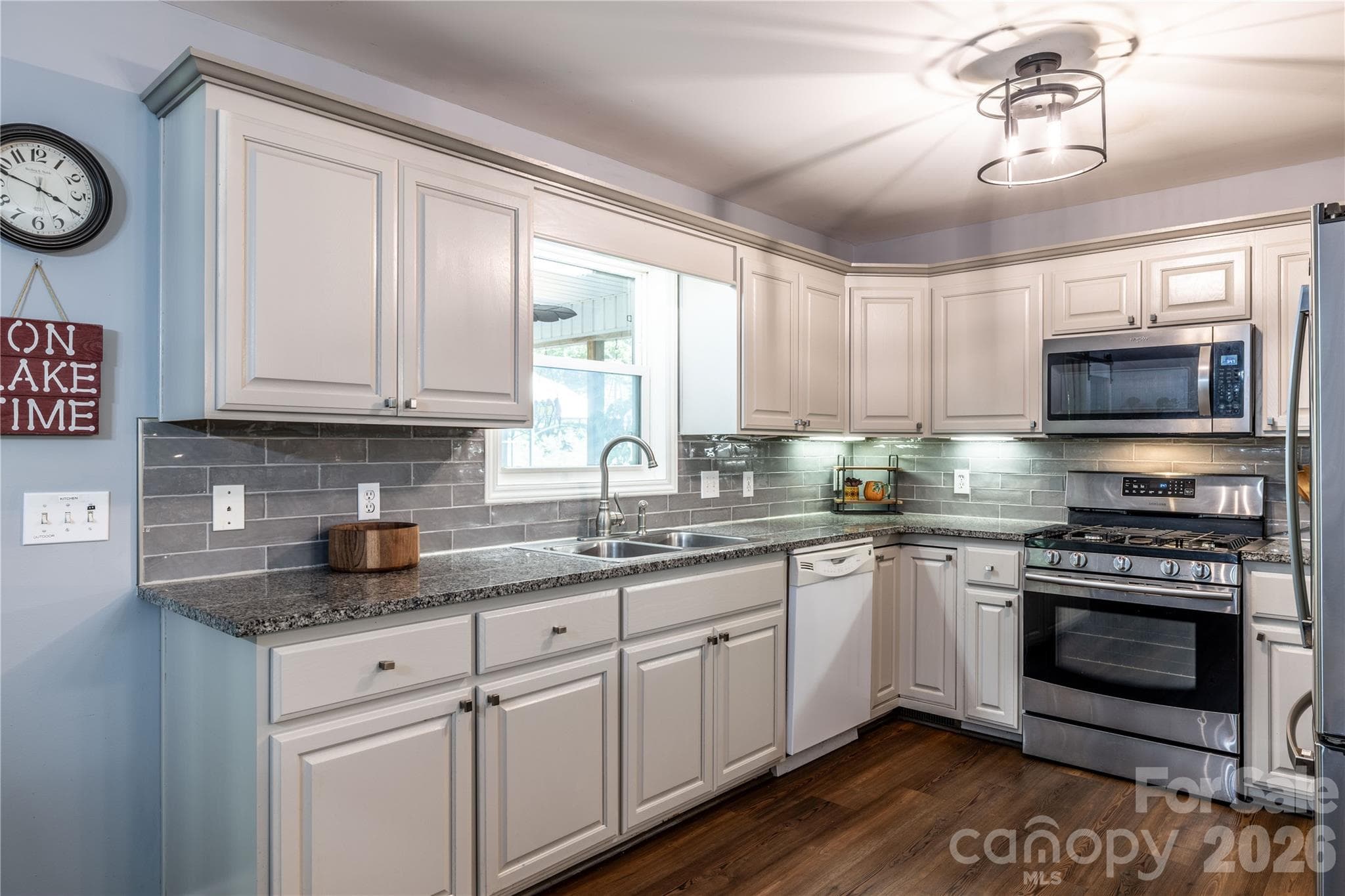 spacious countertops and cabinets - 571 Newport Drive, Mount Gilead