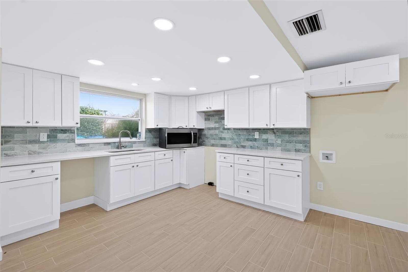 Single Family Residence at 2123 BAYOU DR, HOLIDAY, photo 32 of 52