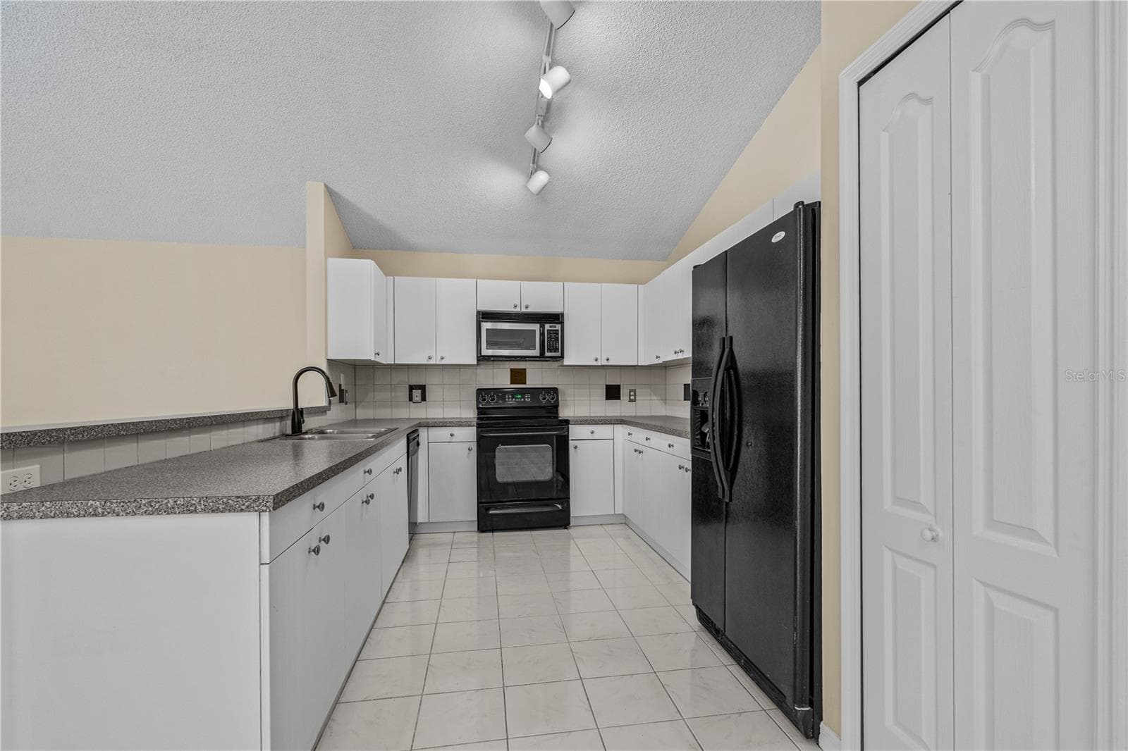 Kitchen - 764 SANDY HILL CIR, PORT ORANGE