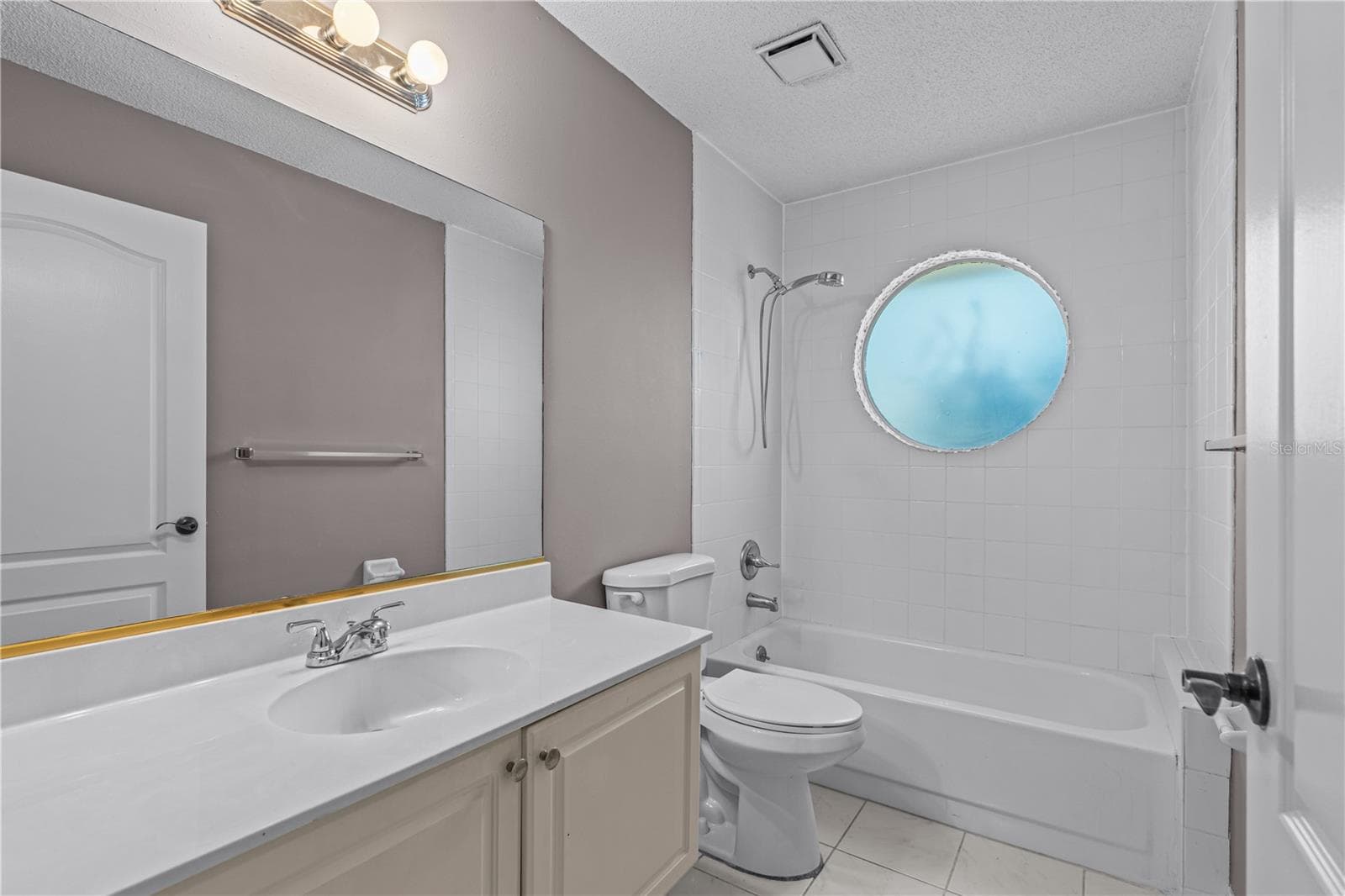 Guest Bathroom - 764 SANDY HILL CIR, PORT ORANGE
