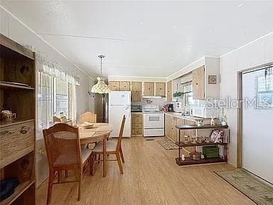 Mobile Home at 213 LAKESIDE RANCH CIR, WINTER HAVEN, photo 4 of 10