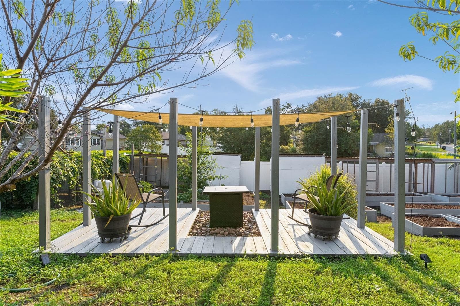 FOCAL POINT OF BACKYARD! - 15987 SW 55TH AVENUE RD, OCALA