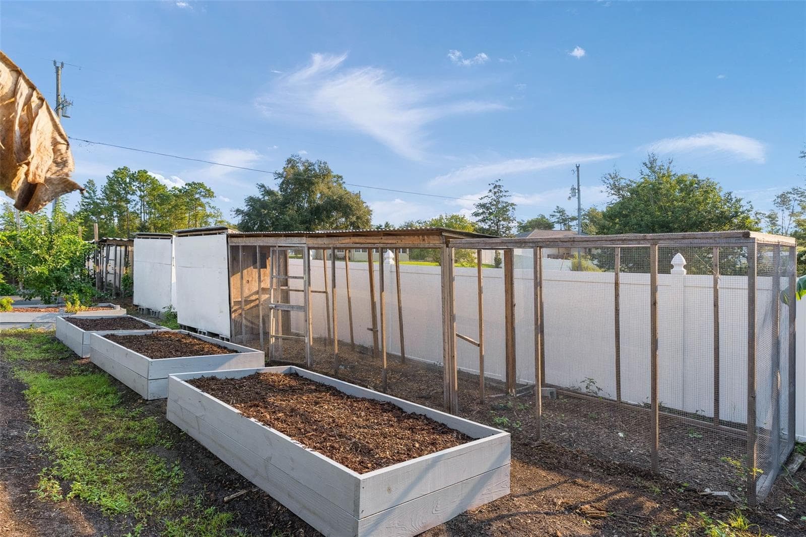 ENCLOSURE WITH MANY USES - 15987 SW 55TH AVENUE RD, OCALA