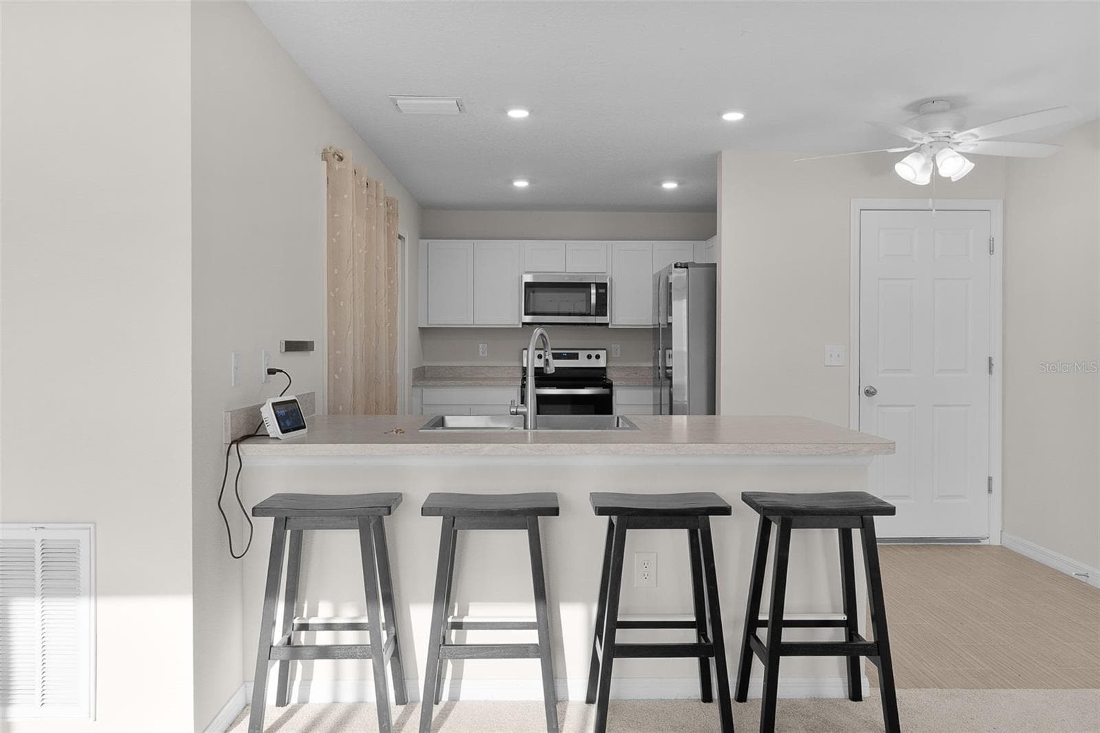 COUNTER WITH ROOM FOR SITTING - 15987 SW 55TH AVENUE RD, OCALA