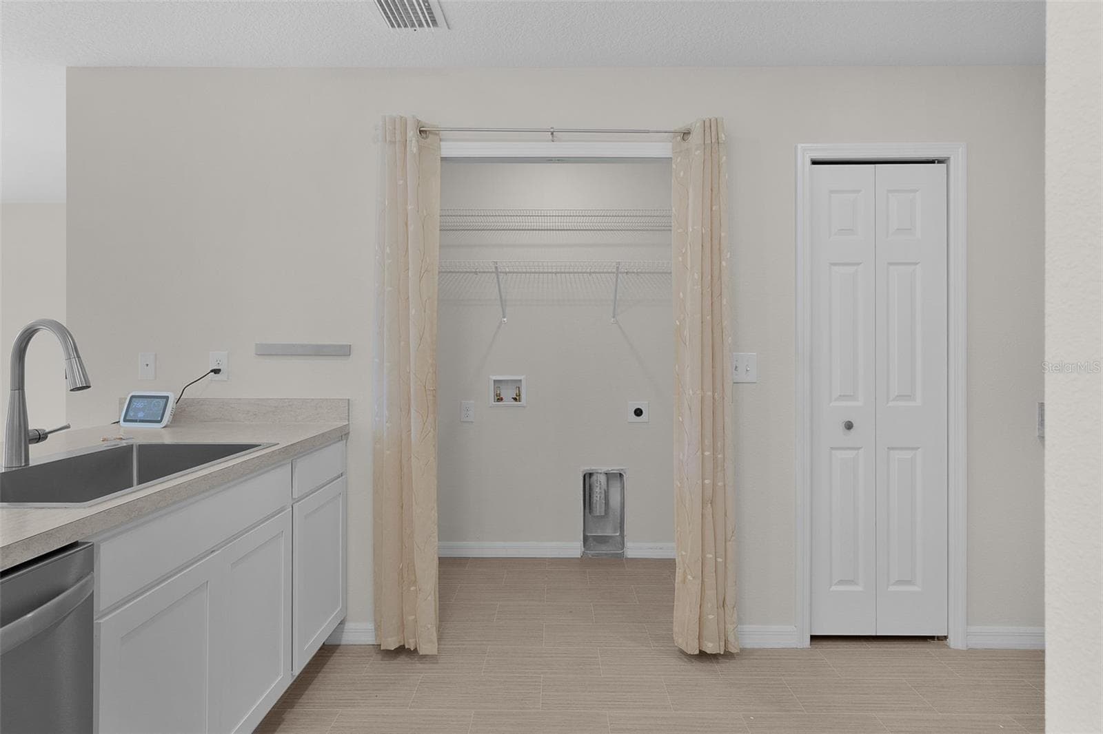 LAUNDRY INDOORS IS A PLUS! - 15987 SW 55TH AVENUE RD, OCALA