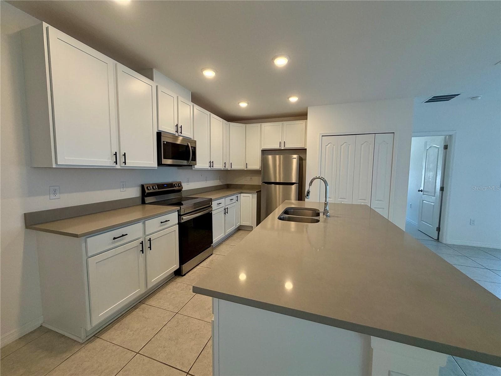 Single Family Residence at 2021 CANTON PARK DR, WINTER HAVEN, photo 9 of 92