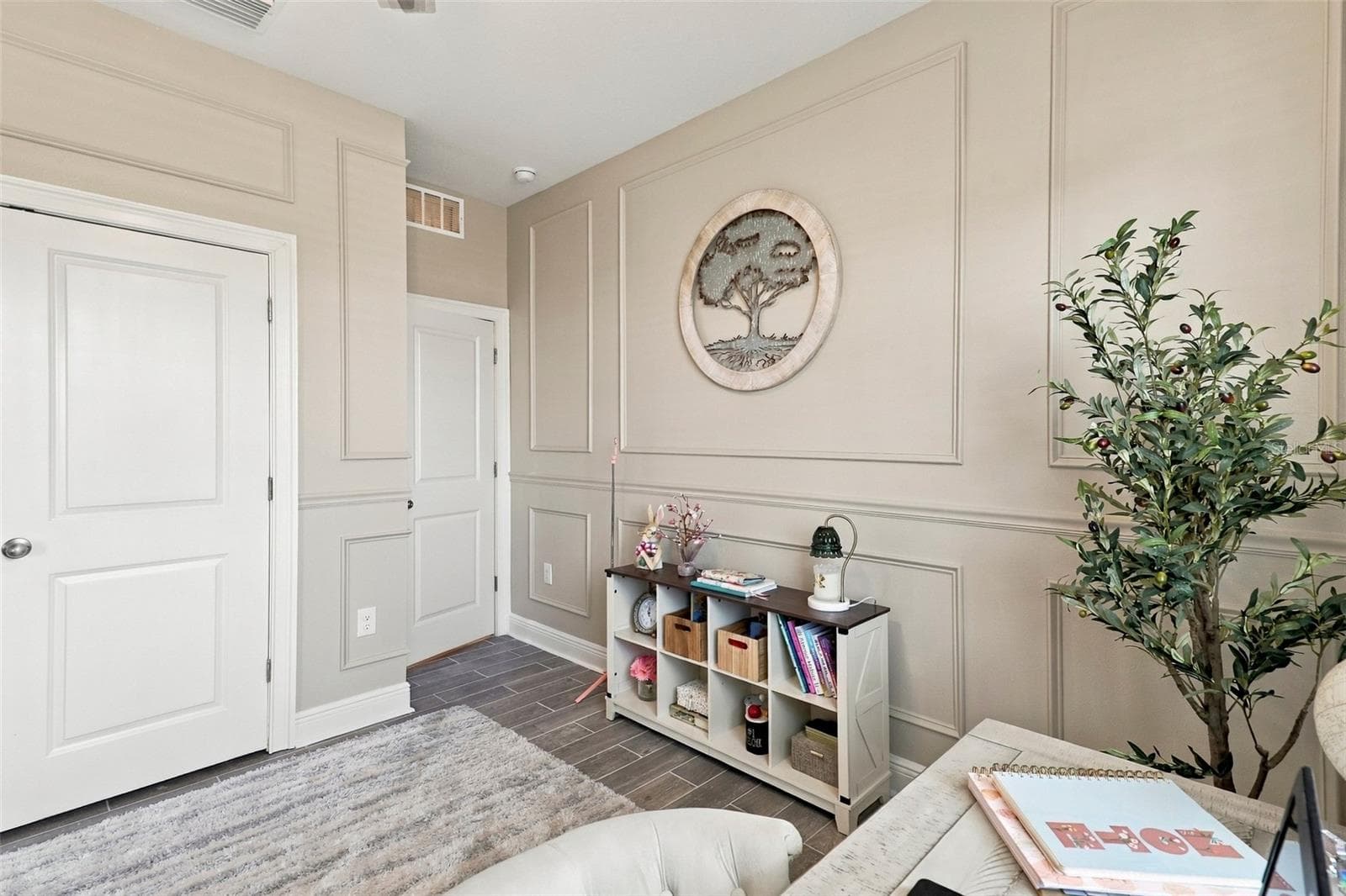 Decorative Wall Molding  and Chair Rail Detailing - 33310 MAJOR OAK DR, WESLEY CHAPEL