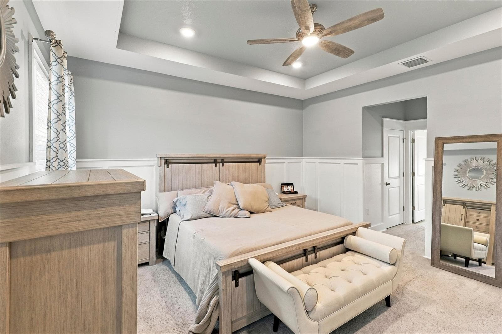 Primary Bedroom with Elegant Tray Ceiling and Ceiling Fan - 33310 MAJOR OAK DR, WESLEY CHAPEL